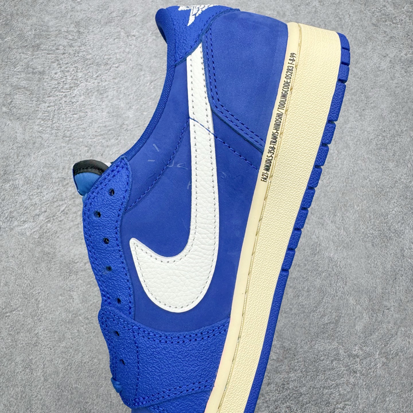 图片[7]-＃LS纯原 Travis Scott x Fragment x Air Jordan AJ1 Low OG SP 三方联名闪电倒钩低帮 蓝白 DM7866-400 圈内最强倒钩系列 高端零售特供批次 产品品控稳定性领先行业 各方面均可对飙L版 良心定价不杀猪 SZ原厂全套原楦原纸板冲刀磨具开发 原厂皮料加持 原厂港宝加持定型后跟R度完美 同源原厂电绣 鬼脸飞翼针数密度立体效果一致 百分百一致原鞋 原厂拉帮工艺 针距密度一致 后跟弧度收口自然不对折 极致一眼正品既视感 进口玻璃冲刀皮料裁剪零毛边 全鞋电脑针车工艺 品控清洁度最高QC检验标准 免检产品 原厂订购鞋盒、鞋标、防尘纸、鞋撑、鞋带 追求极致的原厂味道 尺码：40 40.5 41 42 42.5 43 44 44.5 45 46 47.5 48.5-选品中心