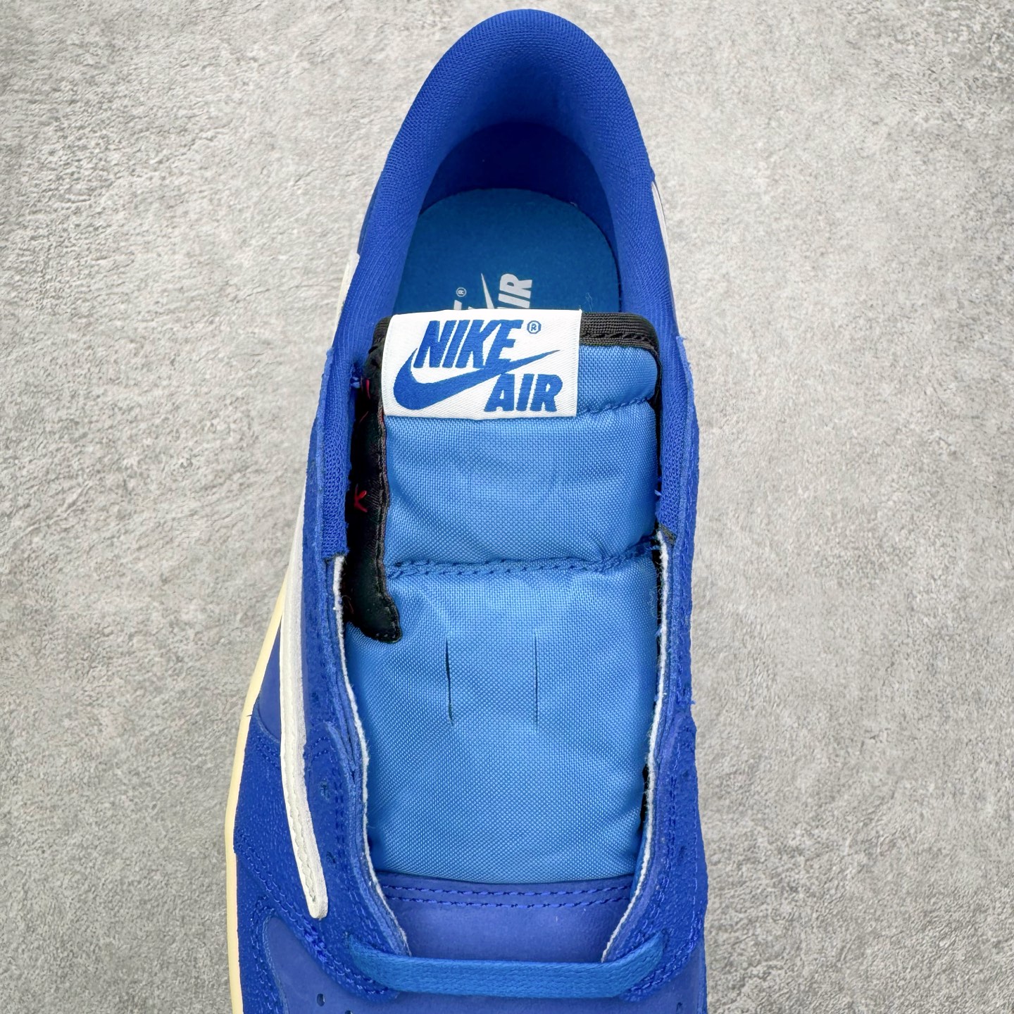 图片[5]-＃LS纯原 Travis Scott x Fragment x Air Jordan AJ1 Low OG SP 三方联名闪电倒钩低帮 蓝白 DM7866-400 圈内最强倒钩系列 高端零售特供批次 产品品控稳定性领先行业 各方面均可对飙L版 良心定价不杀猪 SZ原厂全套原楦原纸板冲刀磨具开发 原厂皮料加持 原厂港宝加持定型后跟R度完美 同源原厂电绣 鬼脸飞翼针数密度立体效果一致 百分百一致原鞋 原厂拉帮工艺 针距密度一致 后跟弧度收口自然不对折 极致一眼正品既视感 进口玻璃冲刀皮料裁剪零毛边 全鞋电脑针车工艺 品控清洁度最高QC检验标准 免检产品 原厂订购鞋盒、鞋标、防尘纸、鞋撑、鞋带 追求极致的原厂味道 尺码：40 40.5 41 42 42.5 43 44 44.5 45 46 47.5 48.5-选品中心