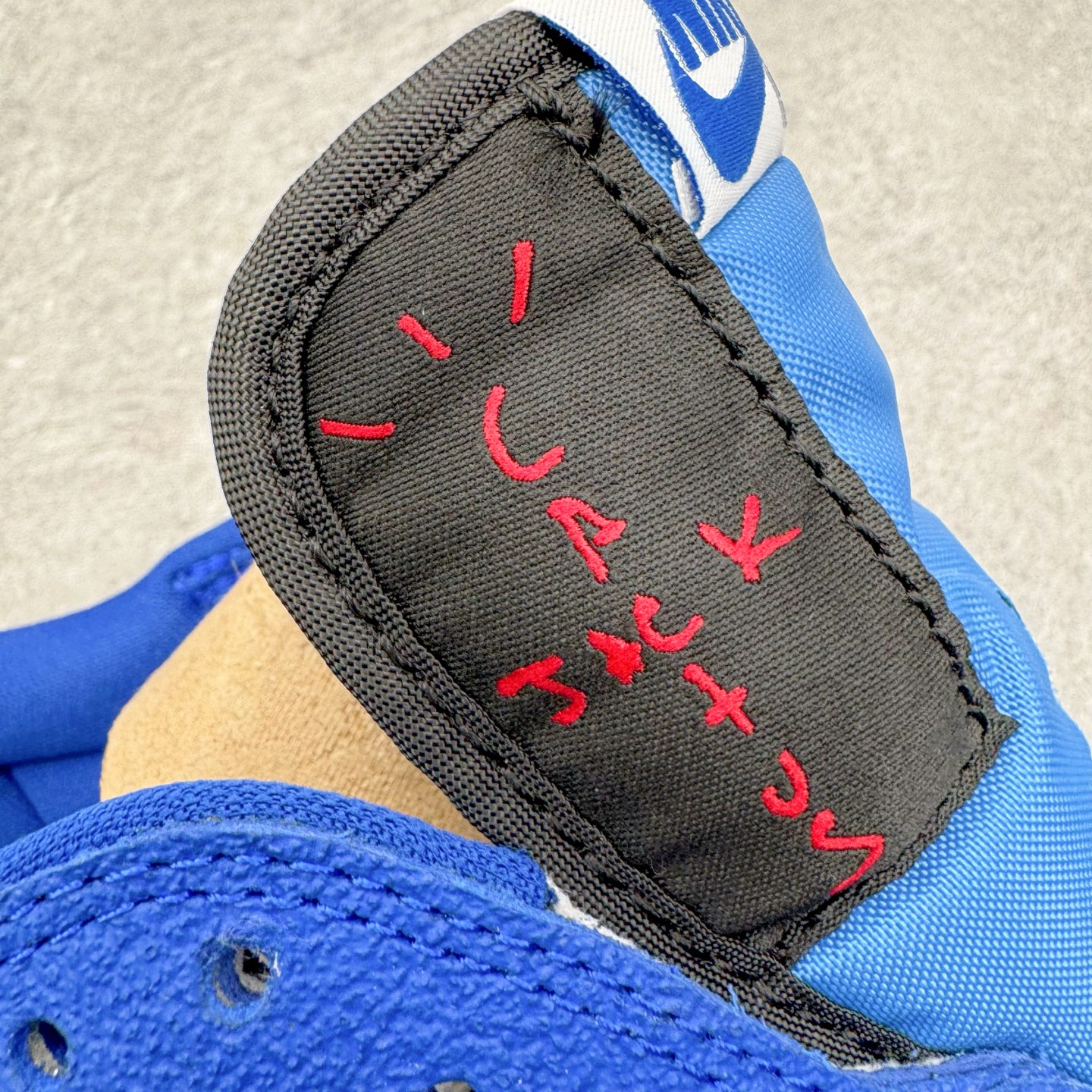 图片[15]-＃LS纯原 Travis Scott x Fragment x Air Jordan AJ1 Low OG SP 三方联名闪电倒钩低帮 蓝白 DM7866-400 圈内最强倒钩系列 高端零售特供批次 产品品控稳定性领先行业 各方面均可对飙L版 良心定价不杀猪 SZ原厂全套原楦原纸板冲刀磨具开发 原厂皮料加持 原厂港宝加持定型后跟R度完美 同源原厂电绣 鬼脸飞翼针数密度立体效果一致 百分百一致原鞋 原厂拉帮工艺 针距密度一致 后跟弧度收口自然不对折 极致一眼正品既视感 进口玻璃冲刀皮料裁剪零毛边 全鞋电脑针车工艺 品控清洁度最高QC检验标准 免检产品 原厂订购鞋盒、鞋标、防尘纸、鞋撑、鞋带 追求极致的原厂味道 尺码：40 40.5 41 42 42.5 43 44 44.5 45 46 47.5 48.5-选品中心