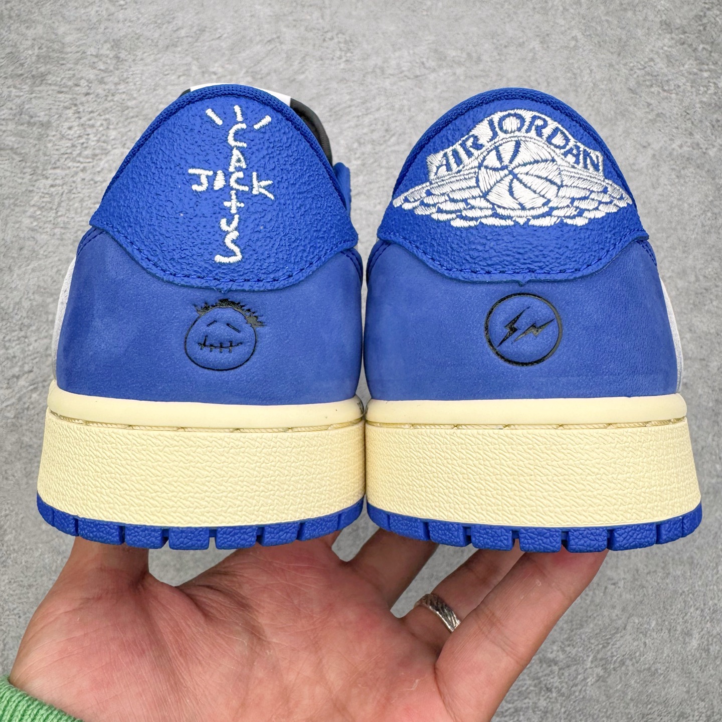 图片[8]-＃LS纯原 Travis Scott x Fragment x Air Jordan AJ1 Low OG SP 三方联名闪电倒钩低帮 蓝白 DM7866-400 圈内最强倒钩系列 高端零售特供批次 产品品控稳定性领先行业 各方面均可对飙L版 良心定价不杀猪 SZ原厂全套原楦原纸板冲刀磨具开发 原厂皮料加持 原厂港宝加持定型后跟R度完美 同源原厂电绣 鬼脸飞翼针数密度立体效果一致 百分百一致原鞋 原厂拉帮工艺 针距密度一致 后跟弧度收口自然不对折 极致一眼正品既视感 进口玻璃冲刀皮料裁剪零毛边 全鞋电脑针车工艺 品控清洁度最高QC检验标准 免检产品 原厂订购鞋盒、鞋标、防尘纸、鞋撑、鞋带 追求极致的原厂味道 尺码：40 40.5 41 42 42.5 43 44 44.5 45 46 47.5 48.5-选品中心