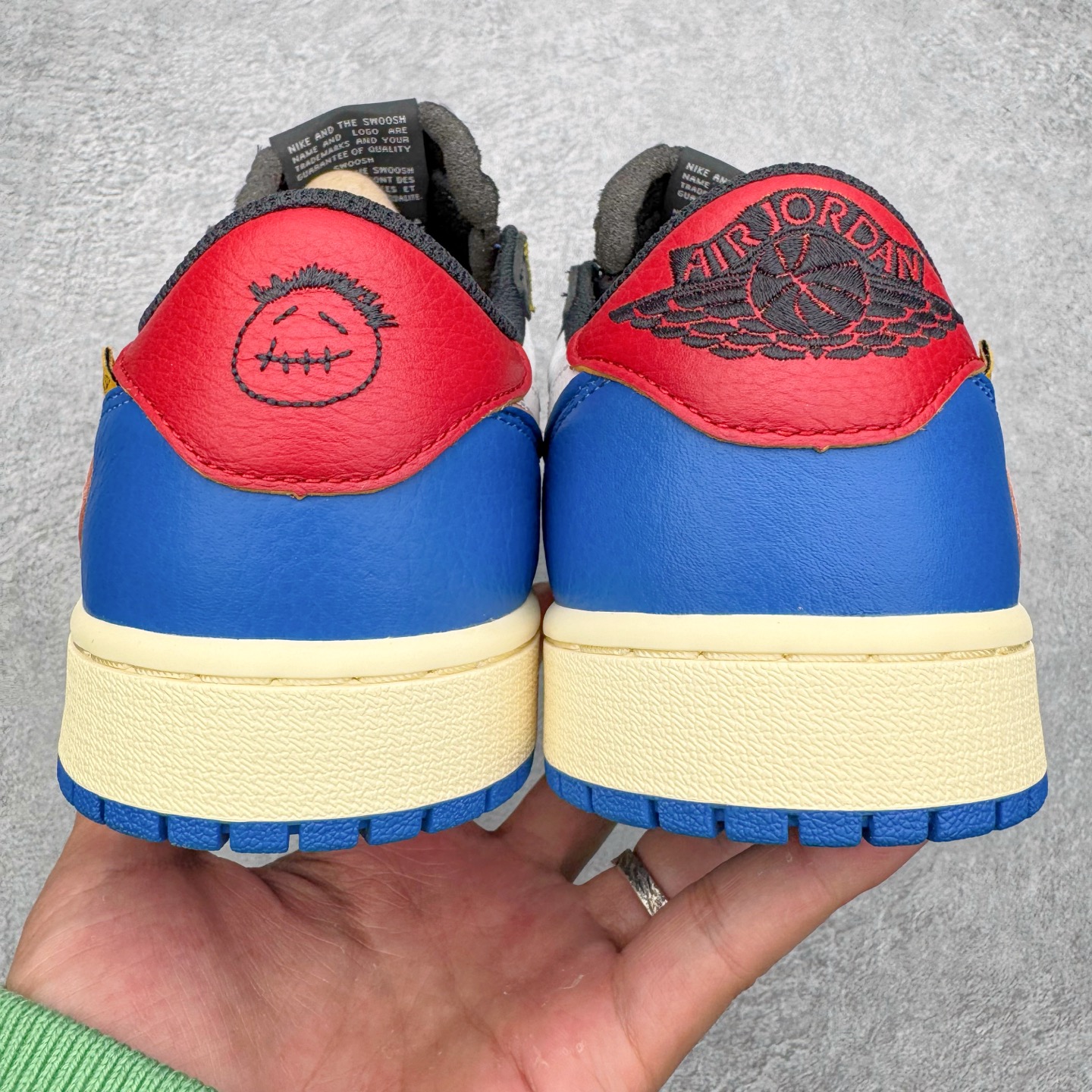 图片[8]-＃LS纯原 Union LA x Fragment Design x Air Jordan AJ1 Low OG SP 藤原浩三方联名四色拼接 TS联名倒钩低帮 蓝红白 DM7866-111 圈内最强倒钩系列 高端零售特供批次 产品品控稳定性领先行业 各方面均可对飙L版 良心定价不杀猪 SZ原厂全套原楦原纸板冲刀磨具开发 原厂皮料加持 原厂港宝加持定型后跟R度完美 同源原厂电绣 鬼脸飞翼针数密度立体效果一致 百分百一致原鞋 原厂拉帮工艺 针距密度一致 后跟弧度收口自然不对折 极致一眼正品既视感 进口玻璃冲刀皮料裁剪零毛边 全鞋电脑针车工艺 品控清洁度最高QC检验标准 免检产品 原厂订购鞋盒、鞋标、防尘纸、鞋撑、鞋带 追求极致的原厂味道 尺码：40 40.5 41 42 42.5 43 44 44.5 45 46 47.5 48.5-选品中心