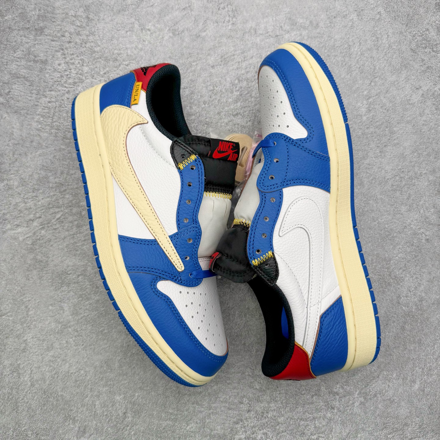 图片[3]-＃LS纯原 Union LA x Fragment Design x Air Jordan AJ1 Low OG SP 藤原浩三方联名四色拼接 TS联名倒钩低帮 蓝红白 DM7866-111 圈内最强倒钩系列 高端零售特供批次 产品品控稳定性领先行业 各方面均可对飙L版 良心定价不杀猪 SZ原厂全套原楦原纸板冲刀磨具开发 原厂皮料加持 原厂港宝加持定型后跟R度完美 同源原厂电绣 鬼脸飞翼针数密度立体效果一致 百分百一致原鞋 原厂拉帮工艺 针距密度一致 后跟弧度收口自然不对折 极致一眼正品既视感 进口玻璃冲刀皮料裁剪零毛边 全鞋电脑针车工艺 品控清洁度最高QC检验标准 免检产品 原厂订购鞋盒、鞋标、防尘纸、鞋撑、鞋带 追求极致的原厂味道 尺码：40 40.5 41 42 42.5 43 44 44.5 45 46 47.5 48.5-选品中心