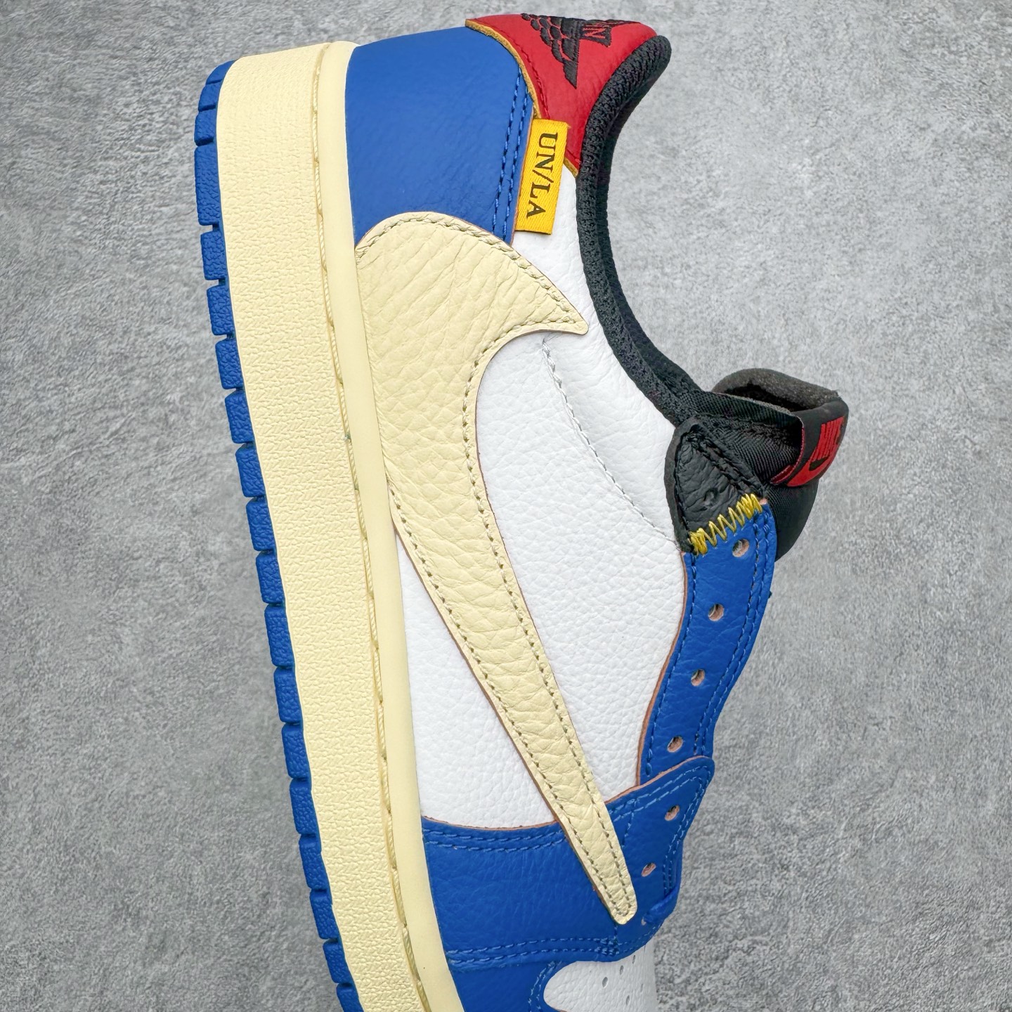图片[6]-＃LS纯原 Union LA x Fragment Design x Air Jordan AJ1 Low OG SP 藤原浩三方联名四色拼接 TS联名倒钩低帮 蓝红白 DM7866-111 圈内最强倒钩系列 高端零售特供批次 产品品控稳定性领先行业 各方面均可对飙L版 良心定价不杀猪 SZ原厂全套原楦原纸板冲刀磨具开发 原厂皮料加持 原厂港宝加持定型后跟R度完美 同源原厂电绣 鬼脸飞翼针数密度立体效果一致 百分百一致原鞋 原厂拉帮工艺 针距密度一致 后跟弧度收口自然不对折 极致一眼正品既视感 进口玻璃冲刀皮料裁剪零毛边 全鞋电脑针车工艺 品控清洁度最高QC检验标准 免检产品 原厂订购鞋盒、鞋标、防尘纸、鞋撑、鞋带 追求极致的原厂味道 尺码：40 40.5 41 42 42.5 43 44 44.5 45 46 47.5 48.5-选品中心