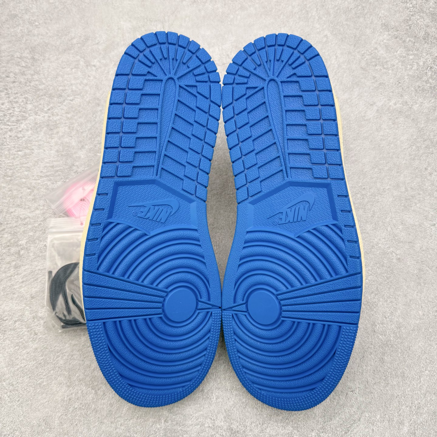 图片[9]-＃LS纯原 Union LA x Fragment Design x Air Jordan AJ1 Low OG SP 藤原浩三方联名四色拼接 TS联名倒钩低帮 蓝红白 DM7866-111 圈内最强倒钩系列 高端零售特供批次 产品品控稳定性领先行业 各方面均可对飙L版 良心定价不杀猪 SZ原厂全套原楦原纸板冲刀磨具开发 原厂皮料加持 原厂港宝加持定型后跟R度完美 同源原厂电绣 鬼脸飞翼针数密度立体效果一致 百分百一致原鞋 原厂拉帮工艺 针距密度一致 后跟弧度收口自然不对折 极致一眼正品既视感 进口玻璃冲刀皮料裁剪零毛边 全鞋电脑针车工艺 品控清洁度最高QC检验标准 免检产品 原厂订购鞋盒、鞋标、防尘纸、鞋撑、鞋带 追求极致的原厂味道 尺码：40 40.5 41 42 42.5 43 44 44.5 45 46 47.5 48.5-选品中心