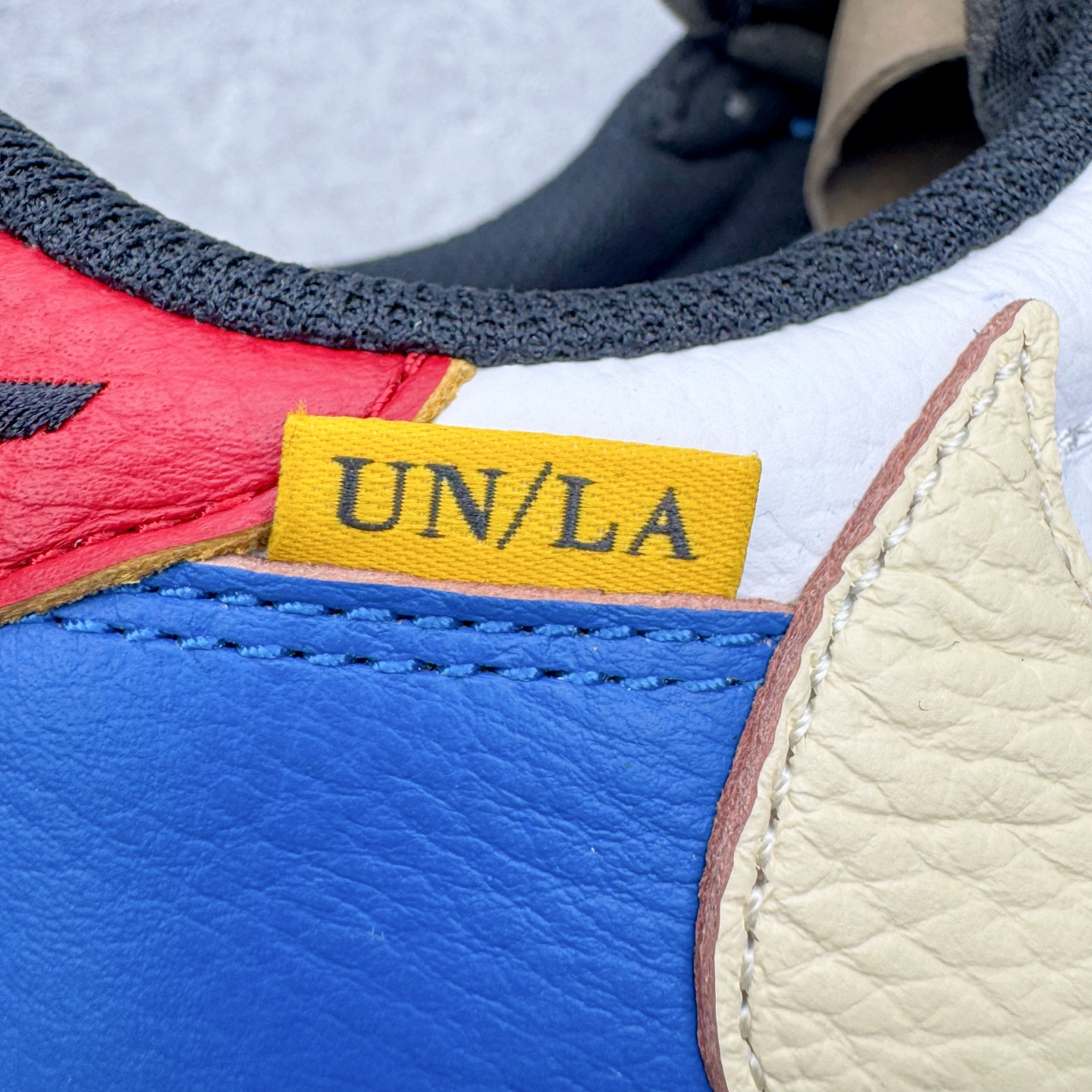 图片[18]-＃LS纯原 Union LA x Fragment Design x Air Jordan AJ1 Low OG SP 藤原浩三方联名四色拼接 TS联名倒钩低帮 蓝红白 DM7866-111 圈内最强倒钩系列 高端零售特供批次 产品品控稳定性领先行业 各方面均可对飙L版 良心定价不杀猪 SZ原厂全套原楦原纸板冲刀磨具开发 原厂皮料加持 原厂港宝加持定型后跟R度完美 同源原厂电绣 鬼脸飞翼针数密度立体效果一致 百分百一致原鞋 原厂拉帮工艺 针距密度一致 后跟弧度收口自然不对折 极致一眼正品既视感 进口玻璃冲刀皮料裁剪零毛边 全鞋电脑针车工艺 品控清洁度最高QC检验标准 免检产品 原厂订购鞋盒、鞋标、防尘纸、鞋撑、鞋带 追求极致的原厂味道 尺码：40 40.5 41 42 42.5 43 44 44.5 45 46 47.5 48.5-选品中心