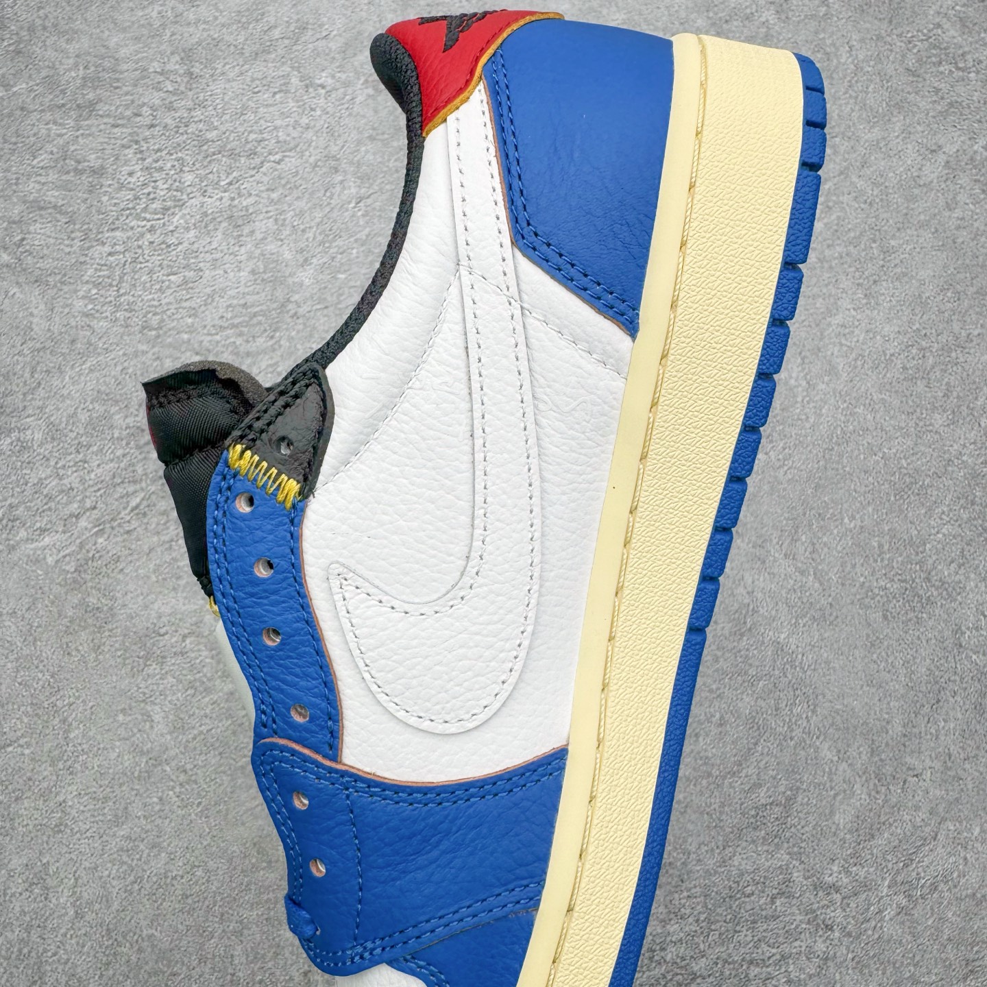 图片[7]-＃LS纯原 Union LA x Fragment Design x Air Jordan AJ1 Low OG SP 藤原浩三方联名四色拼接 TS联名倒钩低帮 蓝红白 DM7866-111 圈内最强倒钩系列 高端零售特供批次 产品品控稳定性领先行业 各方面均可对飙L版 良心定价不杀猪 SZ原厂全套原楦原纸板冲刀磨具开发 原厂皮料加持 原厂港宝加持定型后跟R度完美 同源原厂电绣 鬼脸飞翼针数密度立体效果一致 百分百一致原鞋 原厂拉帮工艺 针距密度一致 后跟弧度收口自然不对折 极致一眼正品既视感 进口玻璃冲刀皮料裁剪零毛边 全鞋电脑针车工艺 品控清洁度最高QC检验标准 免检产品 原厂订购鞋盒、鞋标、防尘纸、鞋撑、鞋带 追求极致的原厂味道 尺码：40 40.5 41 42 42.5 43 44 44.5 45 46 47.5 48.5-选品中心