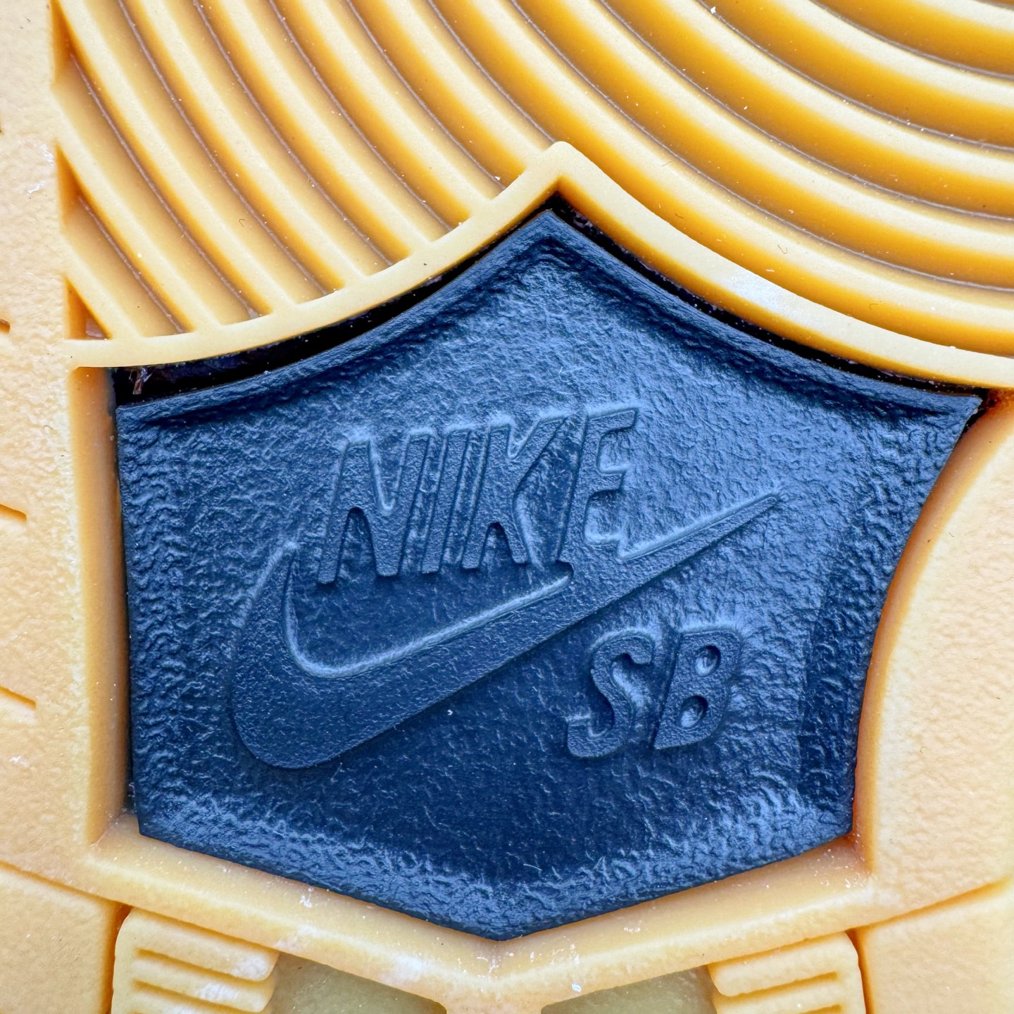 图片[17]-＃YC纯原 NK SB Dunk Low Pro 黑白棕 HF3704-003 实力大厂出品 新配色陆续开发 利润个位数只为口碑 全套原纸板楦头开发 确保原汁原味 完美呈现DUNK版型 一比一鞋头弧度高度鞋身弧度 此版本只针对中端市场 皮料材质有所更替 其他数据细节工艺流程均保持一致 绝不口嗨 细节品控鞋型随意对比 独家私模官方第六代原厂航空铝磨具打磨大底 鞋头坡度极致还原 无解鞋型 原盒原配 圈内天花板工艺 原厂玻璃冲刀 超高清洁度 全鞋零毛边皮料切割 原厂中底布点胶 中底布拉帮走线遵循公司 尺码：36 36.5 37.5 38 38.5 39 40 40.5 41 42 42.5 43 44 44.5 45 46-选品中心