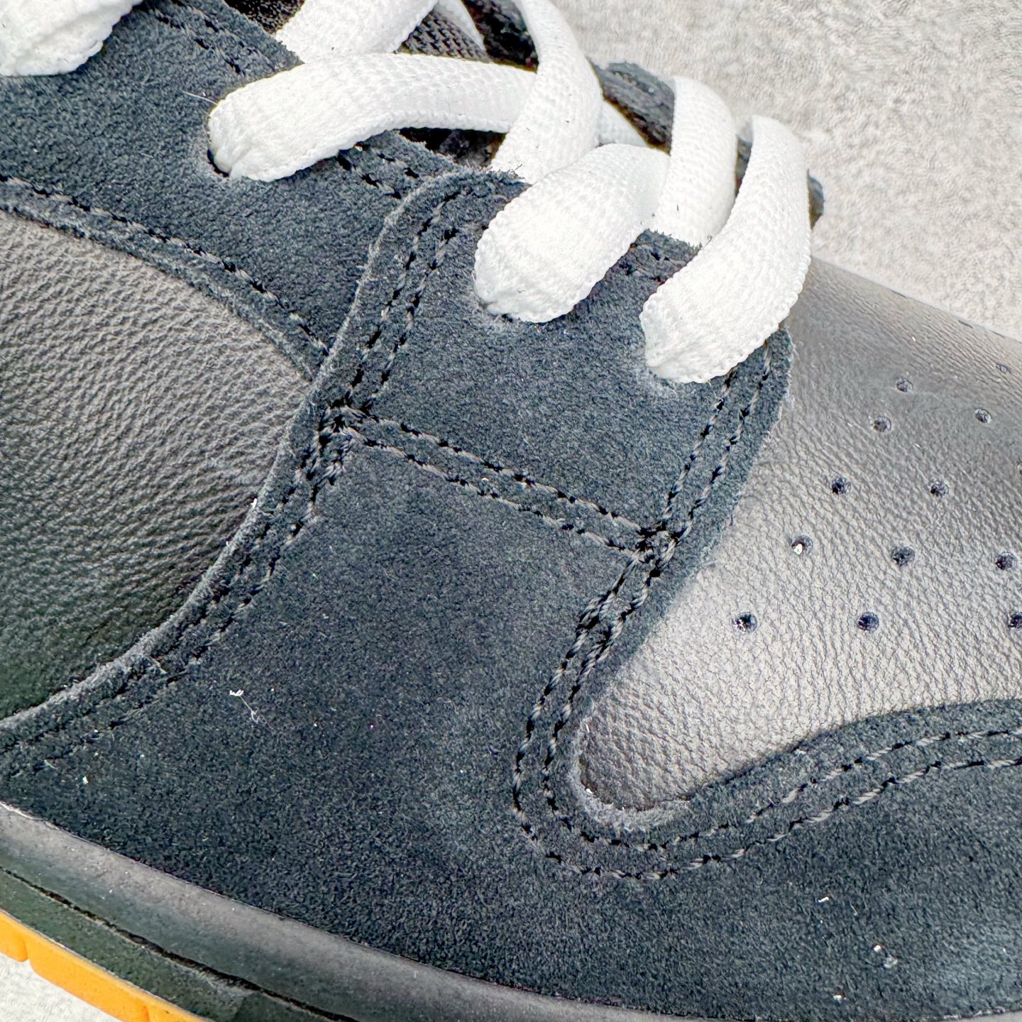 图片[16]-＃YC纯原 NK SB Dunk Low Pro 黑白棕 HF3704-003 实力大厂出品 新配色陆续开发 利润个位数只为口碑 全套原纸板楦头开发 确保原汁原味 完美呈现DUNK版型 一比一鞋头弧度高度鞋身弧度 此版本只针对中端市场 皮料材质有所更替 其他数据细节工艺流程均保持一致 绝不口嗨 细节品控鞋型随意对比 独家私模官方第六代原厂航空铝磨具打磨大底 鞋头坡度极致还原 无解鞋型 原盒原配 圈内天花板工艺 原厂玻璃冲刀 超高清洁度 全鞋零毛边皮料切割 原厂中底布点胶 中底布拉帮走线遵循公司 尺码：36 36.5 37.5 38 38.5 39 40 40.5 41 42 42.5 43 44 44.5 45 46-选品中心