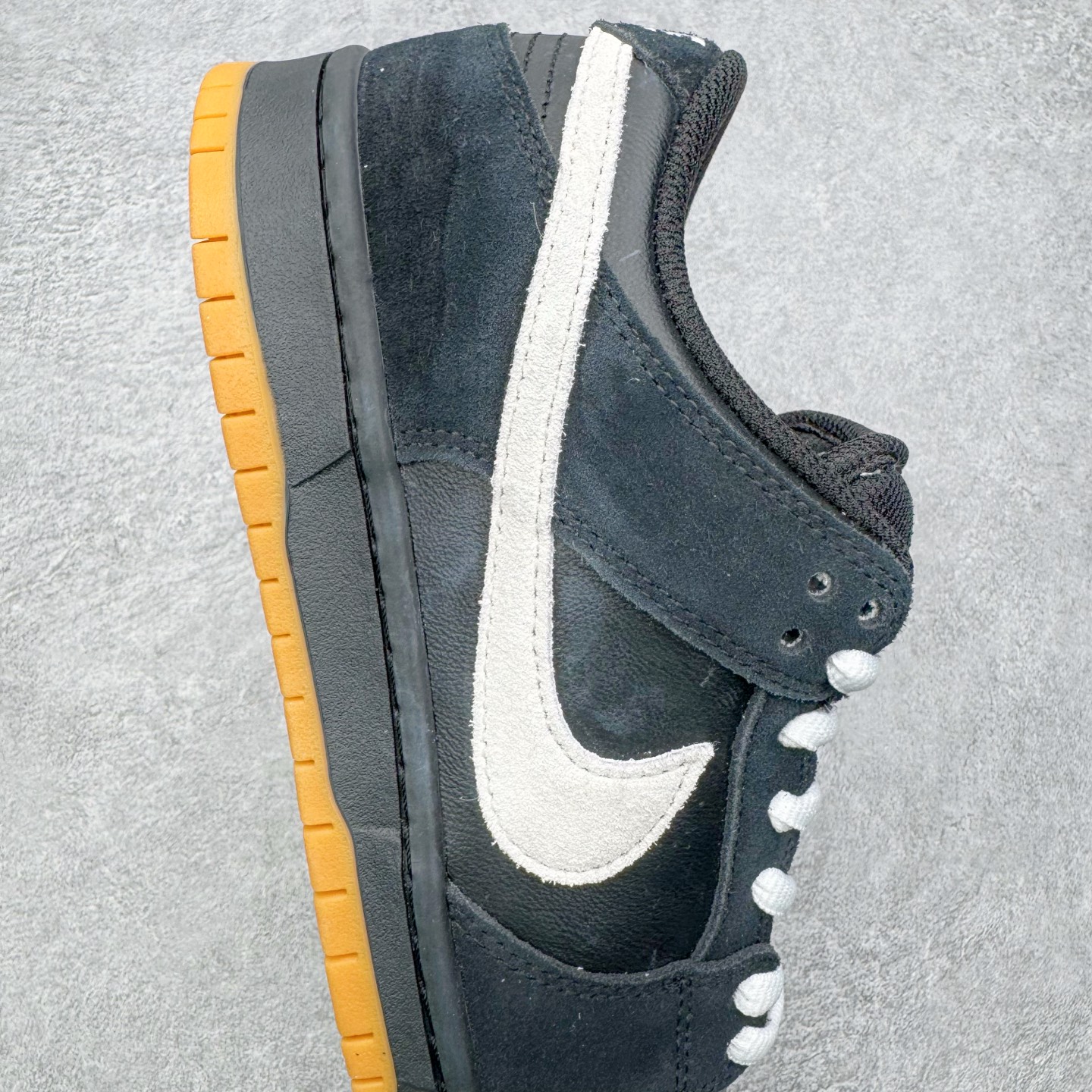 图片[6]-＃YC纯原 NK SB Dunk Low Pro 黑白棕 HF3704-003 实力大厂出品 新配色陆续开发 利润个位数只为口碑 全套原纸板楦头开发 确保原汁原味 完美呈现DUNK版型 一比一鞋头弧度高度鞋身弧度 此版本只针对中端市场 皮料材质有所更替 其他数据细节工艺流程均保持一致 绝不口嗨 细节品控鞋型随意对比 独家私模官方第六代原厂航空铝磨具打磨大底 鞋头坡度极致还原 无解鞋型 原盒原配 圈内天花板工艺 原厂玻璃冲刀 超高清洁度 全鞋零毛边皮料切割 原厂中底布点胶 中底布拉帮走线遵循公司 尺码：36 36.5 37.5 38 38.5 39 40 40.5 41 42 42.5 43 44 44.5 45 46-选品中心