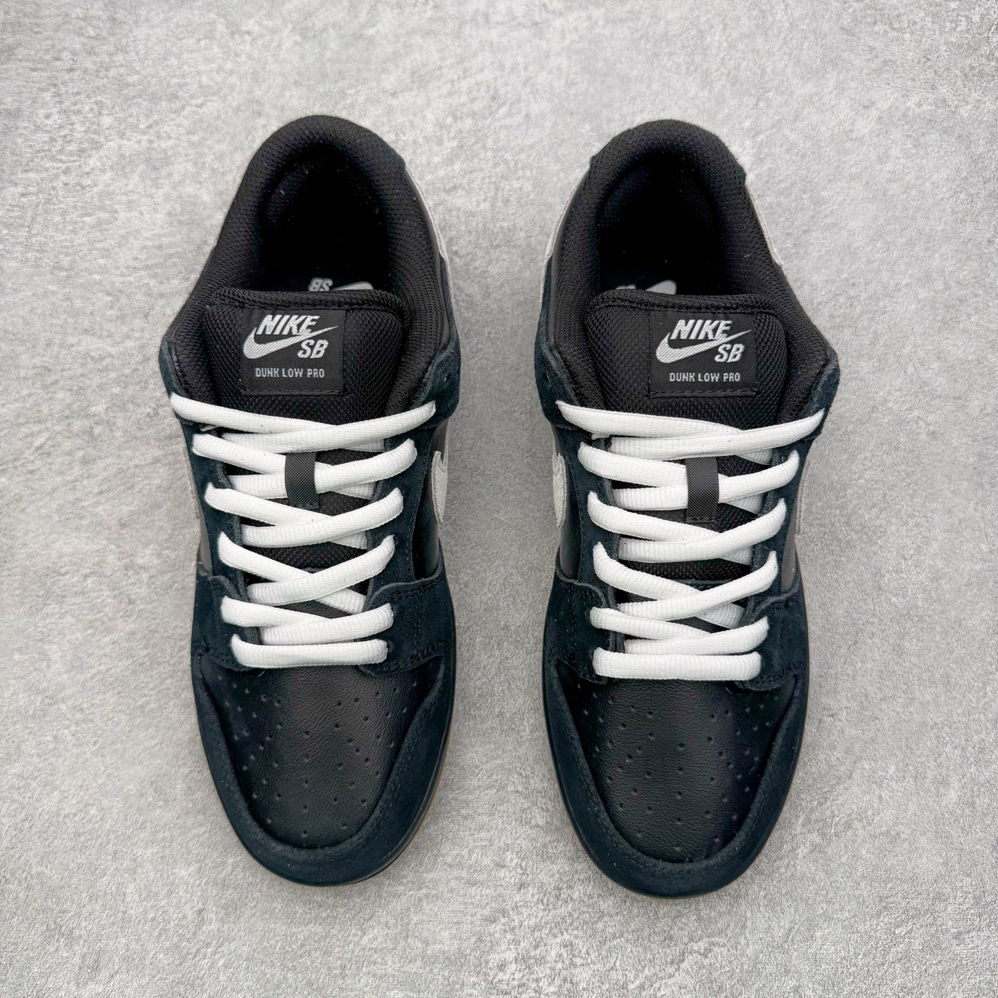 图片[2]-＃YC纯原 NK SB Dunk Low Pro 黑白棕 HF3704-003 实力大厂出品 新配色陆续开发 利润个位数只为口碑 全套原纸板楦头开发 确保原汁原味 完美呈现DUNK版型 一比一鞋头弧度高度鞋身弧度 此版本只针对中端市场 皮料材质有所更替 其他数据细节工艺流程均保持一致 绝不口嗨 细节品控鞋型随意对比 独家私模官方第六代原厂航空铝磨具打磨大底 鞋头坡度极致还原 无解鞋型 原盒原配 圈内天花板工艺 原厂玻璃冲刀 超高清洁度 全鞋零毛边皮料切割 原厂中底布点胶 中底布拉帮走线遵循公司 尺码：36 36.5 37.5 38 38.5 39 40 40.5 41 42 42.5 43 44 44.5 45 46-选品中心