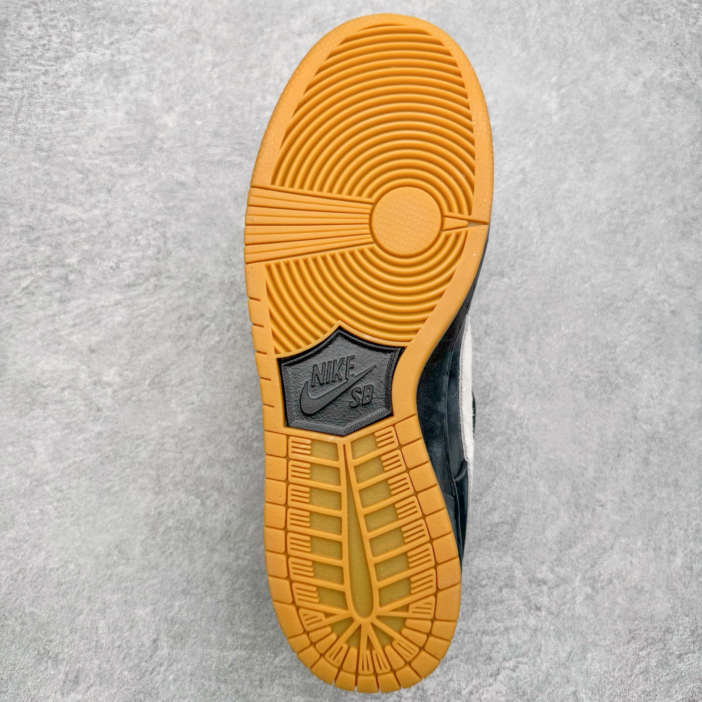 图片[9]-＃YC纯原 NK SB Dunk Low Pro 黑白棕 HF3704-003 实力大厂出品 新配色陆续开发 利润个位数只为口碑 全套原纸板楦头开发 确保原汁原味 完美呈现DUNK版型 一比一鞋头弧度高度鞋身弧度 此版本只针对中端市场 皮料材质有所更替 其他数据细节工艺流程均保持一致 绝不口嗨 细节品控鞋型随意对比 独家私模官方第六代原厂航空铝磨具打磨大底 鞋头坡度极致还原 无解鞋型 原盒原配 圈内天花板工艺 原厂玻璃冲刀 超高清洁度 全鞋零毛边皮料切割 原厂中底布点胶 中底布拉帮走线遵循公司 尺码：36 36.5 37.5 38 38.5 39 40 40.5 41 42 42.5 43 44 44.5 45 46-选品中心