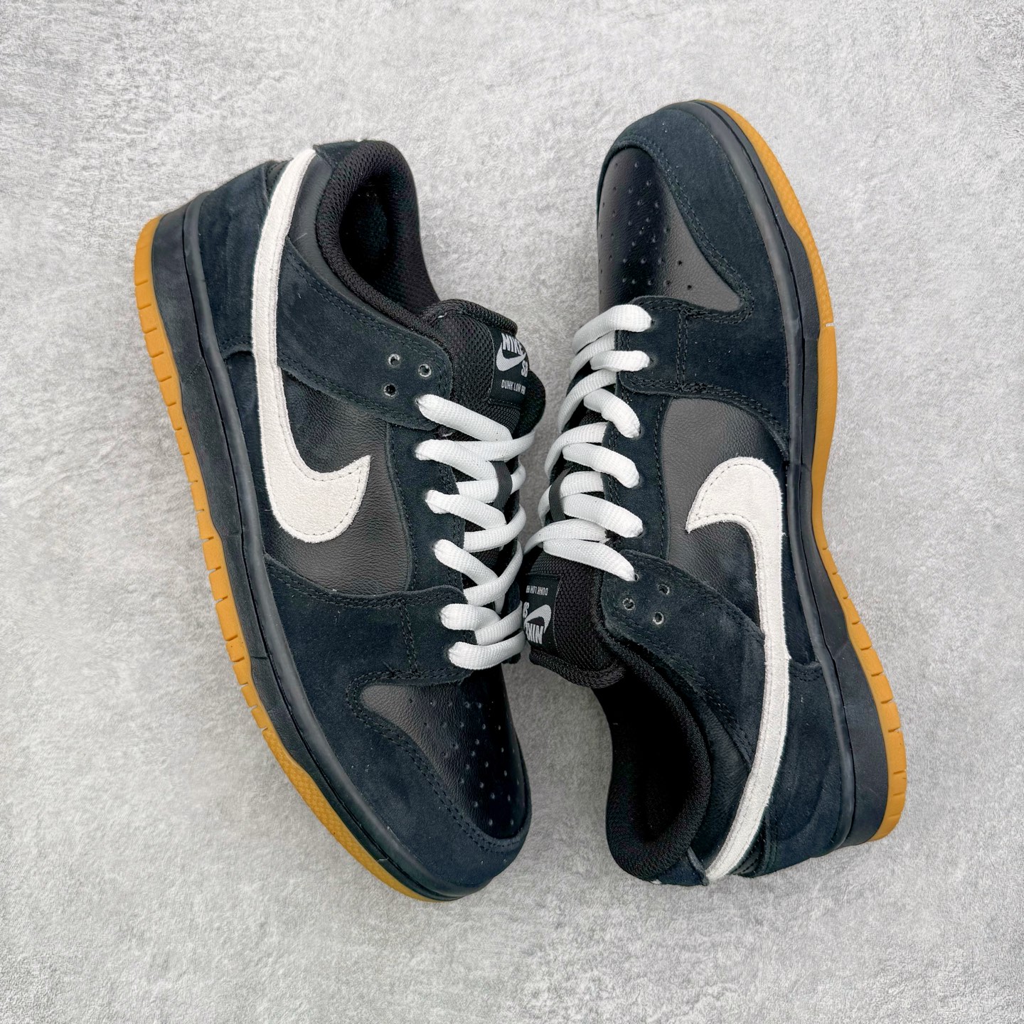 图片[3]-＃YC纯原 NK SB Dunk Low Pro 黑白棕 HF3704-003 实力大厂出品 新配色陆续开发 利润个位数只为口碑 全套原纸板楦头开发 确保原汁原味 完美呈现DUNK版型 一比一鞋头弧度高度鞋身弧度 此版本只针对中端市场 皮料材质有所更替 其他数据细节工艺流程均保持一致 绝不口嗨 细节品控鞋型随意对比 独家私模官方第六代原厂航空铝磨具打磨大底 鞋头坡度极致还原 无解鞋型 原盒原配 圈内天花板工艺 原厂玻璃冲刀 超高清洁度 全鞋零毛边皮料切割 原厂中底布点胶 中底布拉帮走线遵循公司 尺码：36 36.5 37.5 38 38.5 39 40 40.5 41 42 42.5 43 44 44.5 45 46-选品中心