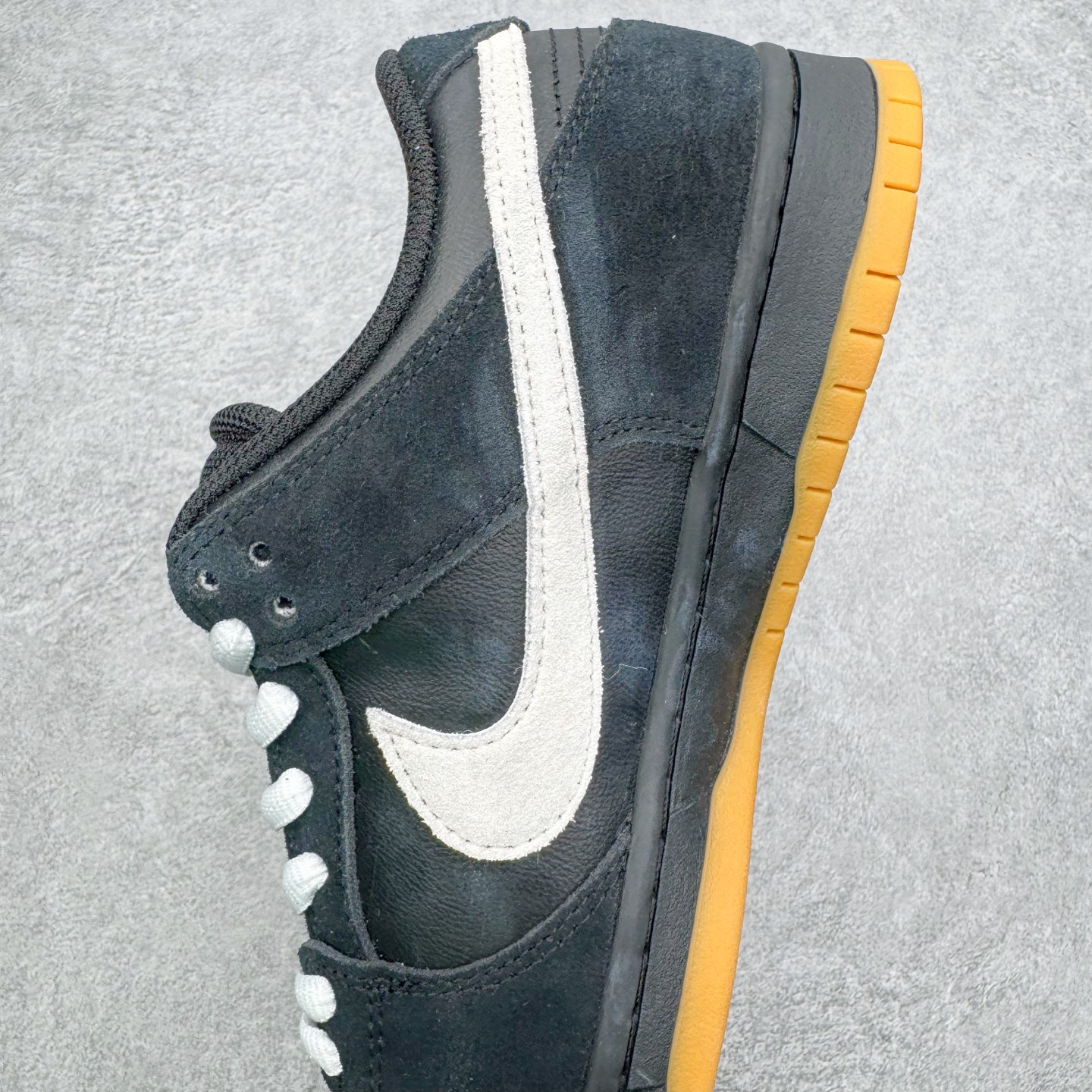 图片[7]-＃YC纯原 NK SB Dunk Low Pro 黑白棕 HF3704-003 实力大厂出品 新配色陆续开发 利润个位数只为口碑 全套原纸板楦头开发 确保原汁原味 完美呈现DUNK版型 一比一鞋头弧度高度鞋身弧度 此版本只针对中端市场 皮料材质有所更替 其他数据细节工艺流程均保持一致 绝不口嗨 细节品控鞋型随意对比 独家私模官方第六代原厂航空铝磨具打磨大底 鞋头坡度极致还原 无解鞋型 原盒原配 圈内天花板工艺 原厂玻璃冲刀 超高清洁度 全鞋零毛边皮料切割 原厂中底布点胶 中底布拉帮走线遵循公司 尺码：36 36.5 37.5 38 38.5 39 40 40.5 41 42 42.5 43 44 44.5 45 46-选品中心