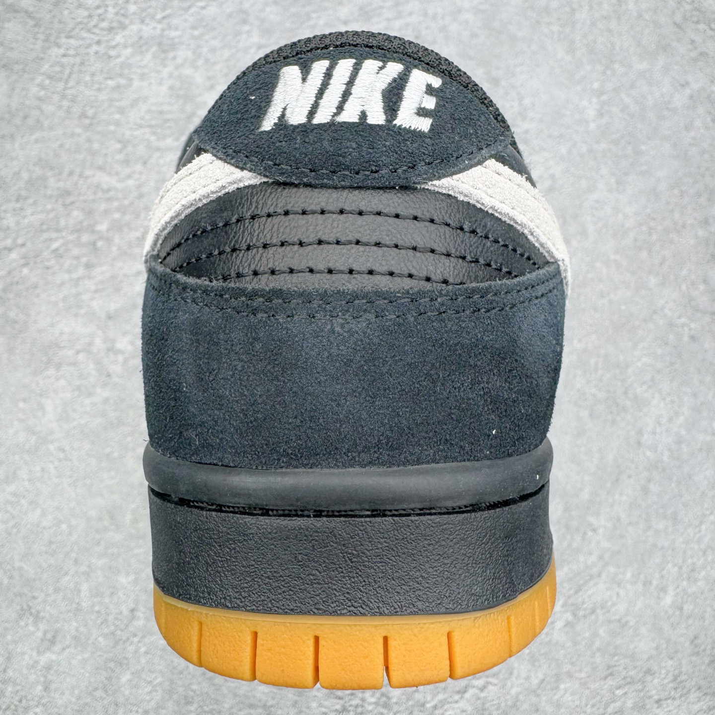 图片[8]-＃YC纯原 NK SB Dunk Low Pro 黑白棕 HF3704-003 实力大厂出品 新配色陆续开发 利润个位数只为口碑 全套原纸板楦头开发 确保原汁原味 完美呈现DUNK版型 一比一鞋头弧度高度鞋身弧度 此版本只针对中端市场 皮料材质有所更替 其他数据细节工艺流程均保持一致 绝不口嗨 细节品控鞋型随意对比 独家私模官方第六代原厂航空铝磨具打磨大底 鞋头坡度极致还原 无解鞋型 原盒原配 圈内天花板工艺 原厂玻璃冲刀 超高清洁度 全鞋零毛边皮料切割 原厂中底布点胶 中底布拉帮走线遵循公司 尺码：36 36.5 37.5 38 38.5 39 40 40.5 41 42 42.5 43 44 44.5 45 46-选品中心