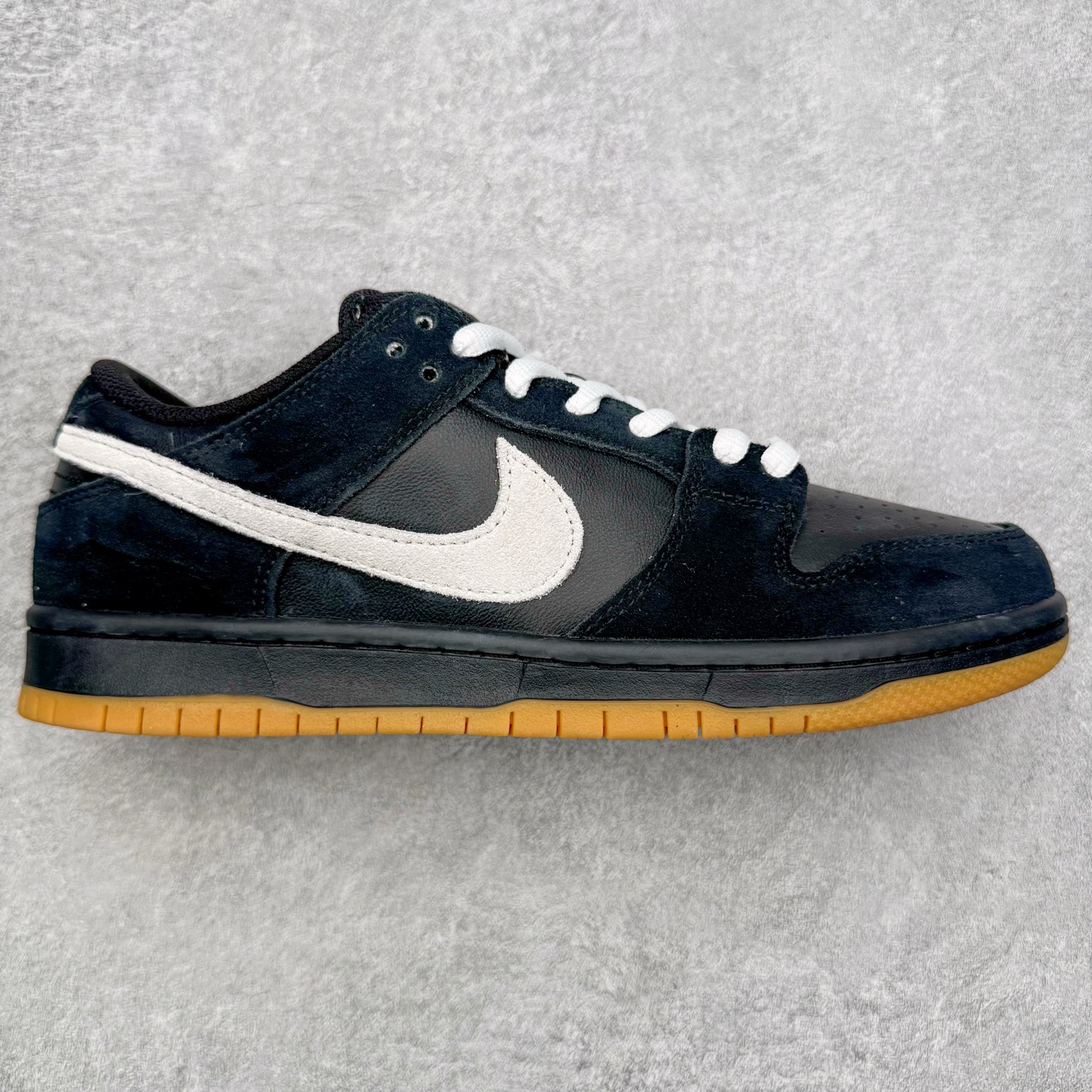 ＃YC纯原 NK SB Dunk Low Pro 黑白棕 HF3704-003 实力大厂出品 新配色陆续开发 利润个位数只为口碑 全套原纸板楦头开发 确保原汁原味 完美呈现DUNK版型 一比一鞋头弧度高度鞋身弧度 此版本只针对中端市场 皮料材质有所更替 其他数据细节工艺流程均保持一致 绝不口嗨 细节品控鞋型随意对比 独家私模官方第六代原厂航空铝磨具打磨大底 鞋头坡度极致还原 无解鞋型 原盒原配 圈内天花板工艺 原厂玻璃冲刀 超高清洁度 全鞋零毛边皮料切割 原厂中底布点胶 中底布拉帮走线遵循公司 尺码：36 36.5 37.5 38 38.5 39 40 40.5 41 42 42.5 43 44 44.5 45 46-选品中心