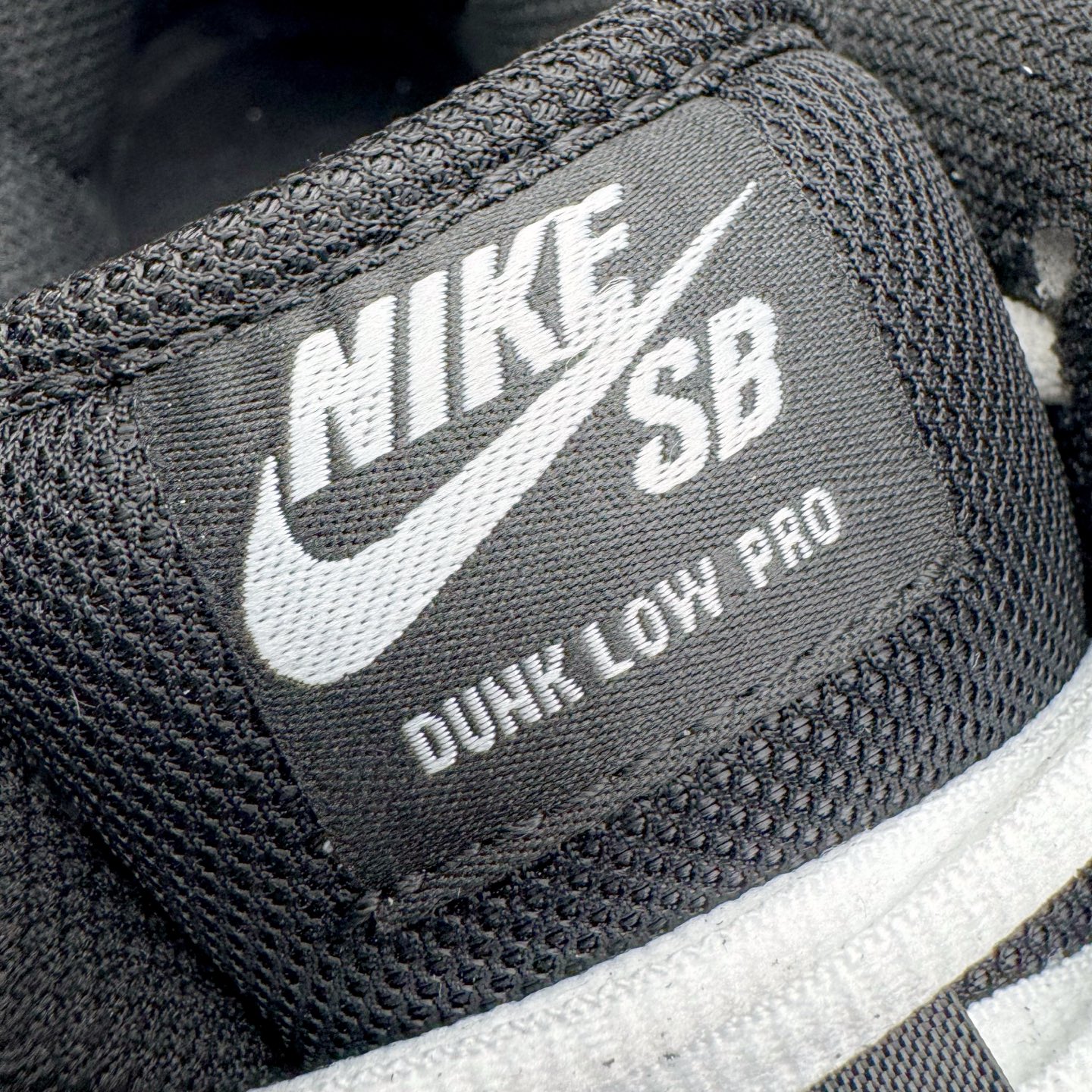 图片[12]-＃YC纯原 NK SB Dunk Low Pro 黑白棕 HF3704-003 实力大厂出品 新配色陆续开发 利润个位数只为口碑 全套原纸板楦头开发 确保原汁原味 完美呈现DUNK版型 一比一鞋头弧度高度鞋身弧度 此版本只针对中端市场 皮料材质有所更替 其他数据细节工艺流程均保持一致 绝不口嗨 细节品控鞋型随意对比 独家私模官方第六代原厂航空铝磨具打磨大底 鞋头坡度极致还原 无解鞋型 原盒原配 圈内天花板工艺 原厂玻璃冲刀 超高清洁度 全鞋零毛边皮料切割 原厂中底布点胶 中底布拉帮走线遵循公司 尺码：36 36.5 37.5 38 38.5 39 40 40.5 41 42 42.5 43 44 44.5 45 46-选品中心