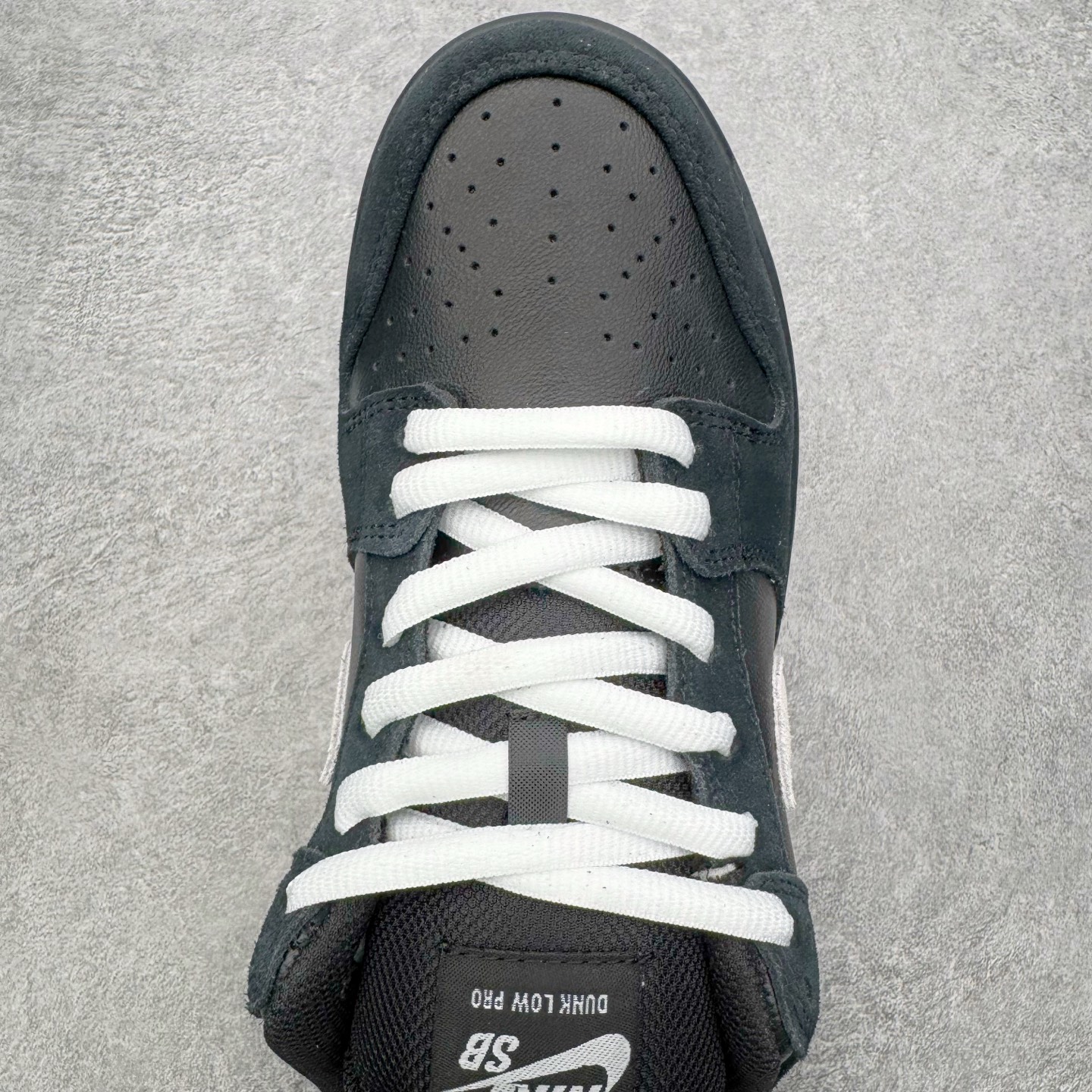 图片[4]-＃YC纯原 NK SB Dunk Low Pro 黑白棕 HF3704-003 实力大厂出品 新配色陆续开发 利润个位数只为口碑 全套原纸板楦头开发 确保原汁原味 完美呈现DUNK版型 一比一鞋头弧度高度鞋身弧度 此版本只针对中端市场 皮料材质有所更替 其他数据细节工艺流程均保持一致 绝不口嗨 细节品控鞋型随意对比 独家私模官方第六代原厂航空铝磨具打磨大底 鞋头坡度极致还原 无解鞋型 原盒原配 圈内天花板工艺 原厂玻璃冲刀 超高清洁度 全鞋零毛边皮料切割 原厂中底布点胶 中底布拉帮走线遵循公司 尺码：36 36.5 37.5 38 38.5 39 40 40.5 41 42 42.5 43 44 44.5 45 46-选品中心