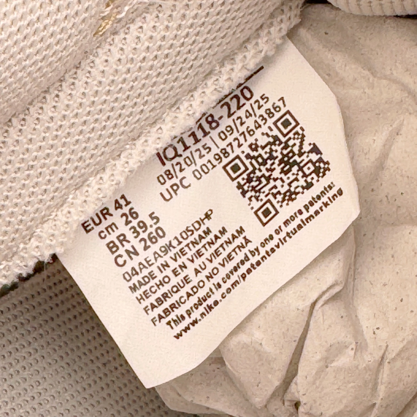 图片[12]-＃YC纯原 NK Dunk Pegasus Pack 马年限定CNY新年款脱缰系列 舒适贴合低帮板鞋 米褐色 IQ1118-220 这次官方选择从中国古代图腾中汲取灵感，以天马作为主设计元素。可以看到鞋身有大量的细腻刺绣，来表达这一主题。包括鞋舌、鞋垫等各处也都填满了特殊细节，彰显 CNY 的特殊规格。甚至鞋带前端也都是为此次专门设计的造型，带来浓郁的生肖氛围。实力大厂出品 新配色陆续开发 利润个位数只为口碑 全套原纸板楦头开发 确保原汁原味 完美呈现DUNK版型 一比一鞋头弧度高度鞋身弧度 此版本只针对中端市场 皮料材质有所更替 其他数据细节工艺流程均保持一致 绝不口嗨 细节品控鞋型随意对比 独家私模官方第六代原厂航空铝磨具打磨大底 鞋头坡度极致还原 无解鞋型 原盒原配 圈内天花板工艺 原厂玻璃冲刀 超高清洁度 全鞋零毛边皮料切割 原厂中底布点胶 中底布拉帮走线遵循公司 尺码：36 36.5 37.5 38 38.5 39 40 40.5 41 42 42.5 43 44 44.5 45 46-选品中心