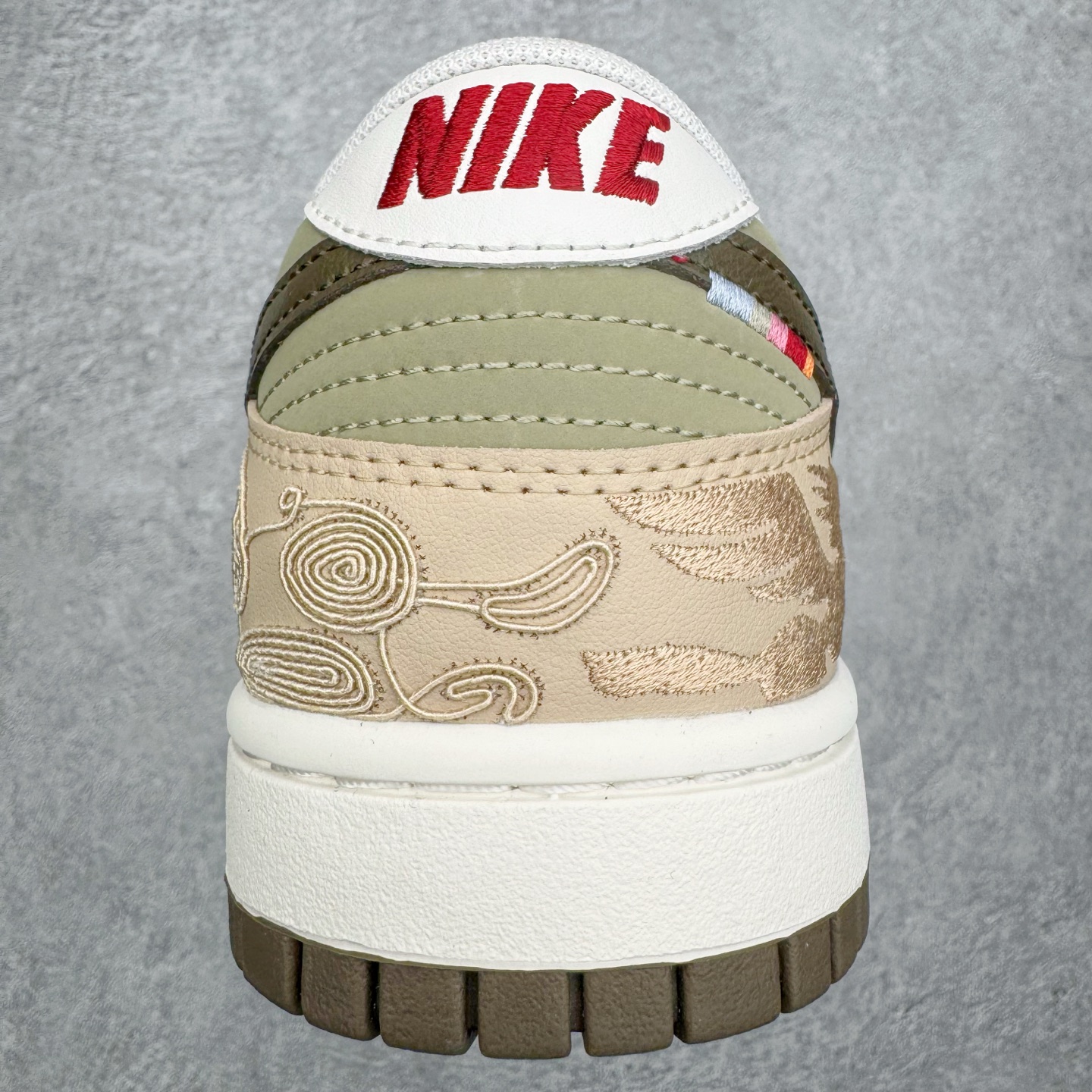 图片[8]-＃YC纯原 NK Dunk Pegasus Pack 马年限定CNY新年款脱缰系列 舒适贴合低帮板鞋 米褐色 IQ1118-220 这次官方选择从中国古代图腾中汲取灵感，以天马作为主设计元素。可以看到鞋身有大量的细腻刺绣，来表达这一主题。包括鞋舌、鞋垫等各处也都填满了特殊细节，彰显 CNY 的特殊规格。甚至鞋带前端也都是为此次专门设计的造型，带来浓郁的生肖氛围。实力大厂出品 新配色陆续开发 利润个位数只为口碑 全套原纸板楦头开发 确保原汁原味 完美呈现DUNK版型 一比一鞋头弧度高度鞋身弧度 此版本只针对中端市场 皮料材质有所更替 其他数据细节工艺流程均保持一致 绝不口嗨 细节品控鞋型随意对比 独家私模官方第六代原厂航空铝磨具打磨大底 鞋头坡度极致还原 无解鞋型 原盒原配 圈内天花板工艺 原厂玻璃冲刀 超高清洁度 全鞋零毛边皮料切割 原厂中底布点胶 中底布拉帮走线遵循公司 尺码：36 36.5 37.5 38 38.5 39 40 40.5 41 42 42.5 43 44 44.5 45 46-选品中心