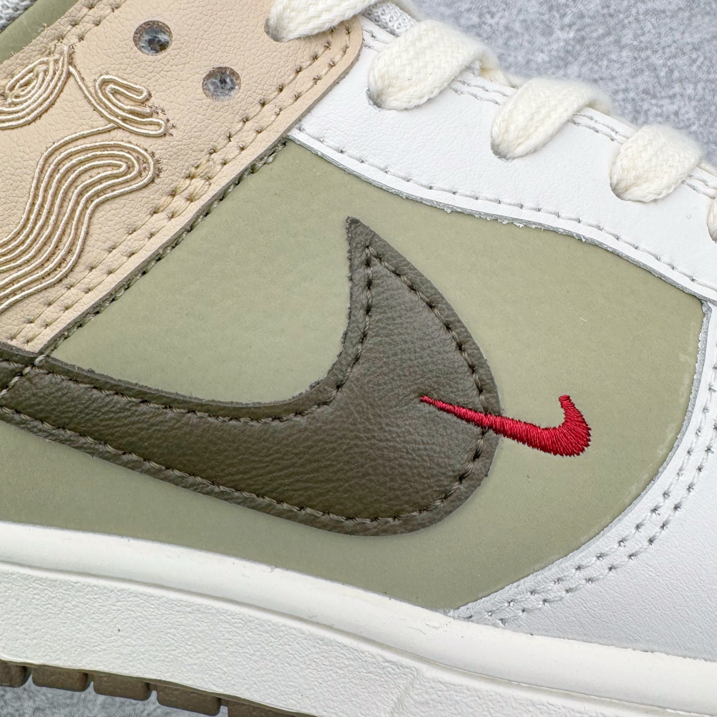 图片[22]-＃YC纯原 NK Dunk Pegasus Pack 马年限定CNY新年款脱缰系列 舒适贴合低帮板鞋 米褐色 IQ1118-220 这次官方选择从中国古代图腾中汲取灵感，以天马作为主设计元素。可以看到鞋身有大量的细腻刺绣，来表达这一主题。包括鞋舌、鞋垫等各处也都填满了特殊细节，彰显 CNY 的特殊规格。甚至鞋带前端也都是为此次专门设计的造型，带来浓郁的生肖氛围。实力大厂出品 新配色陆续开发 利润个位数只为口碑 全套原纸板楦头开发 确保原汁原味 完美呈现DUNK版型 一比一鞋头弧度高度鞋身弧度 此版本只针对中端市场 皮料材质有所更替 其他数据细节工艺流程均保持一致 绝不口嗨 细节品控鞋型随意对比 独家私模官方第六代原厂航空铝磨具打磨大底 鞋头坡度极致还原 无解鞋型 原盒原配 圈内天花板工艺 原厂玻璃冲刀 超高清洁度 全鞋零毛边皮料切割 原厂中底布点胶 中底布拉帮走线遵循公司 尺码：36 36.5 37.5 38 38.5 39 40 40.5 41 42 42.5 43 44 44.5 45 46-选品中心