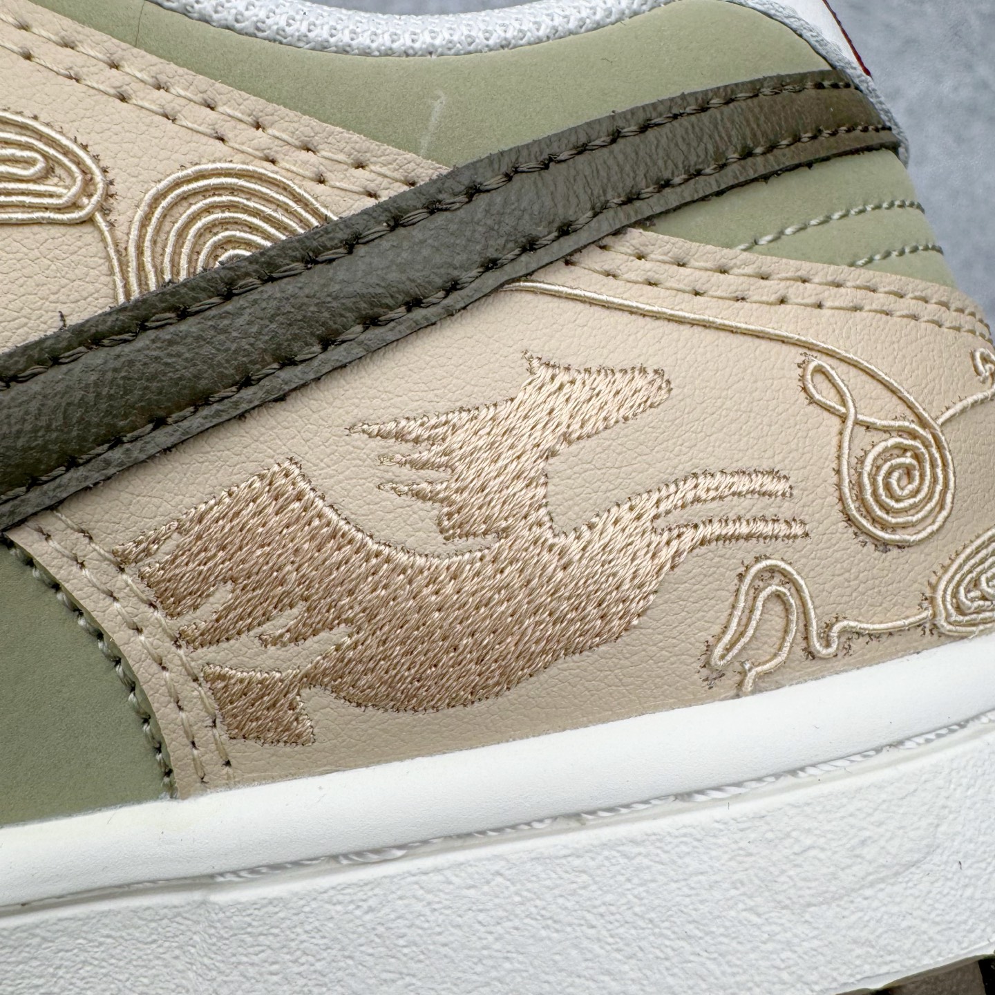 图片[14]-＃YC纯原 NK Dunk Pegasus Pack 马年限定CNY新年款脱缰系列 舒适贴合低帮板鞋 米褐色 IQ1118-220 这次官方选择从中国古代图腾中汲取灵感，以天马作为主设计元素。可以看到鞋身有大量的细腻刺绣，来表达这一主题。包括鞋舌、鞋垫等各处也都填满了特殊细节，彰显 CNY 的特殊规格。甚至鞋带前端也都是为此次专门设计的造型，带来浓郁的生肖氛围。实力大厂出品 新配色陆续开发 利润个位数只为口碑 全套原纸板楦头开发 确保原汁原味 完美呈现DUNK版型 一比一鞋头弧度高度鞋身弧度 此版本只针对中端市场 皮料材质有所更替 其他数据细节工艺流程均保持一致 绝不口嗨 细节品控鞋型随意对比 独家私模官方第六代原厂航空铝磨具打磨大底 鞋头坡度极致还原 无解鞋型 原盒原配 圈内天花板工艺 原厂玻璃冲刀 超高清洁度 全鞋零毛边皮料切割 原厂中底布点胶 中底布拉帮走线遵循公司 尺码：36 36.5 37.5 38 38.5 39 40 40.5 41 42 42.5 43 44 44.5 45 46-选品中心