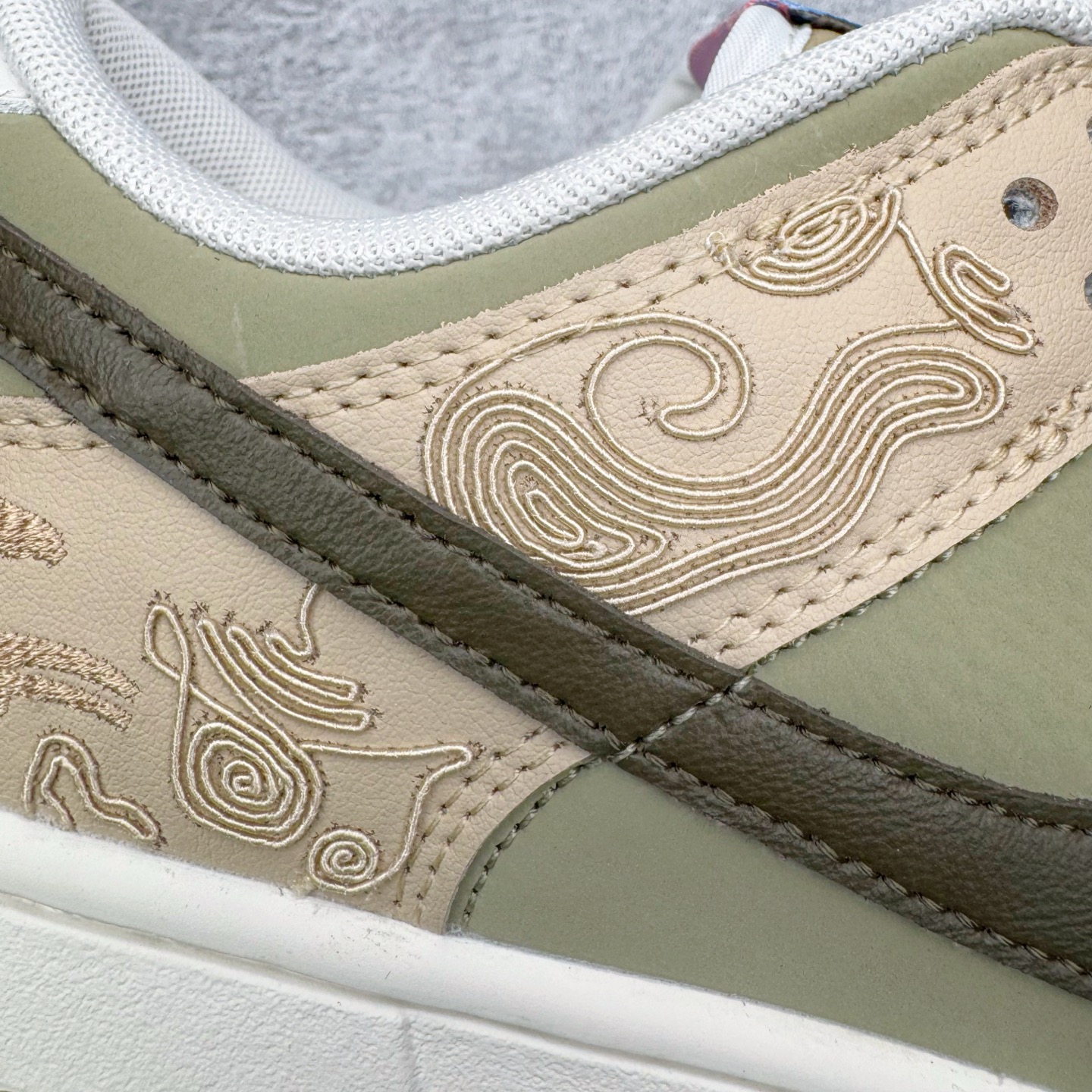 图片[19]-＃YC纯原 NK Dunk Pegasus Pack 马年限定CNY新年款脱缰系列 舒适贴合低帮板鞋 米褐色 IQ1118-220 这次官方选择从中国古代图腾中汲取灵感，以天马作为主设计元素。可以看到鞋身有大量的细腻刺绣，来表达这一主题。包括鞋舌、鞋垫等各处也都填满了特殊细节，彰显 CNY 的特殊规格。甚至鞋带前端也都是为此次专门设计的造型，带来浓郁的生肖氛围。实力大厂出品 新配色陆续开发 利润个位数只为口碑 全套原纸板楦头开发 确保原汁原味 完美呈现DUNK版型 一比一鞋头弧度高度鞋身弧度 此版本只针对中端市场 皮料材质有所更替 其他数据细节工艺流程均保持一致 绝不口嗨 细节品控鞋型随意对比 独家私模官方第六代原厂航空铝磨具打磨大底 鞋头坡度极致还原 无解鞋型 原盒原配 圈内天花板工艺 原厂玻璃冲刀 超高清洁度 全鞋零毛边皮料切割 原厂中底布点胶 中底布拉帮走线遵循公司 尺码：36 36.5 37.5 38 38.5 39 40 40.5 41 42 42.5 43 44 44.5 45 46-选品中心