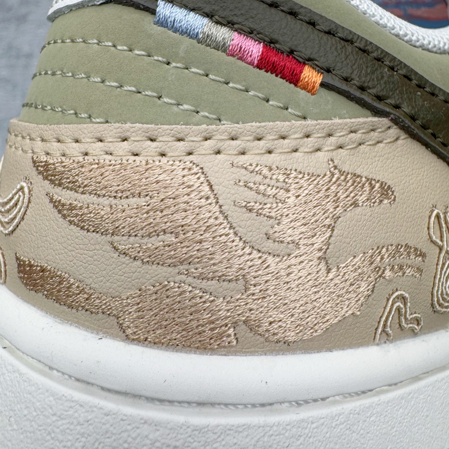 图片[18]-＃YC纯原 NK Dunk Pegasus Pack 马年限定CNY新年款脱缰系列 舒适贴合低帮板鞋 米褐色 IQ1118-220 这次官方选择从中国古代图腾中汲取灵感，以天马作为主设计元素。可以看到鞋身有大量的细腻刺绣，来表达这一主题。包括鞋舌、鞋垫等各处也都填满了特殊细节，彰显 CNY 的特殊规格。甚至鞋带前端也都是为此次专门设计的造型，带来浓郁的生肖氛围。实力大厂出品 新配色陆续开发 利润个位数只为口碑 全套原纸板楦头开发 确保原汁原味 完美呈现DUNK版型 一比一鞋头弧度高度鞋身弧度 此版本只针对中端市场 皮料材质有所更替 其他数据细节工艺流程均保持一致 绝不口嗨 细节品控鞋型随意对比 独家私模官方第六代原厂航空铝磨具打磨大底 鞋头坡度极致还原 无解鞋型 原盒原配 圈内天花板工艺 原厂玻璃冲刀 超高清洁度 全鞋零毛边皮料切割 原厂中底布点胶 中底布拉帮走线遵循公司 尺码：36 36.5 37.5 38 38.5 39 40 40.5 41 42 42.5 43 44 44.5 45 46-选品中心