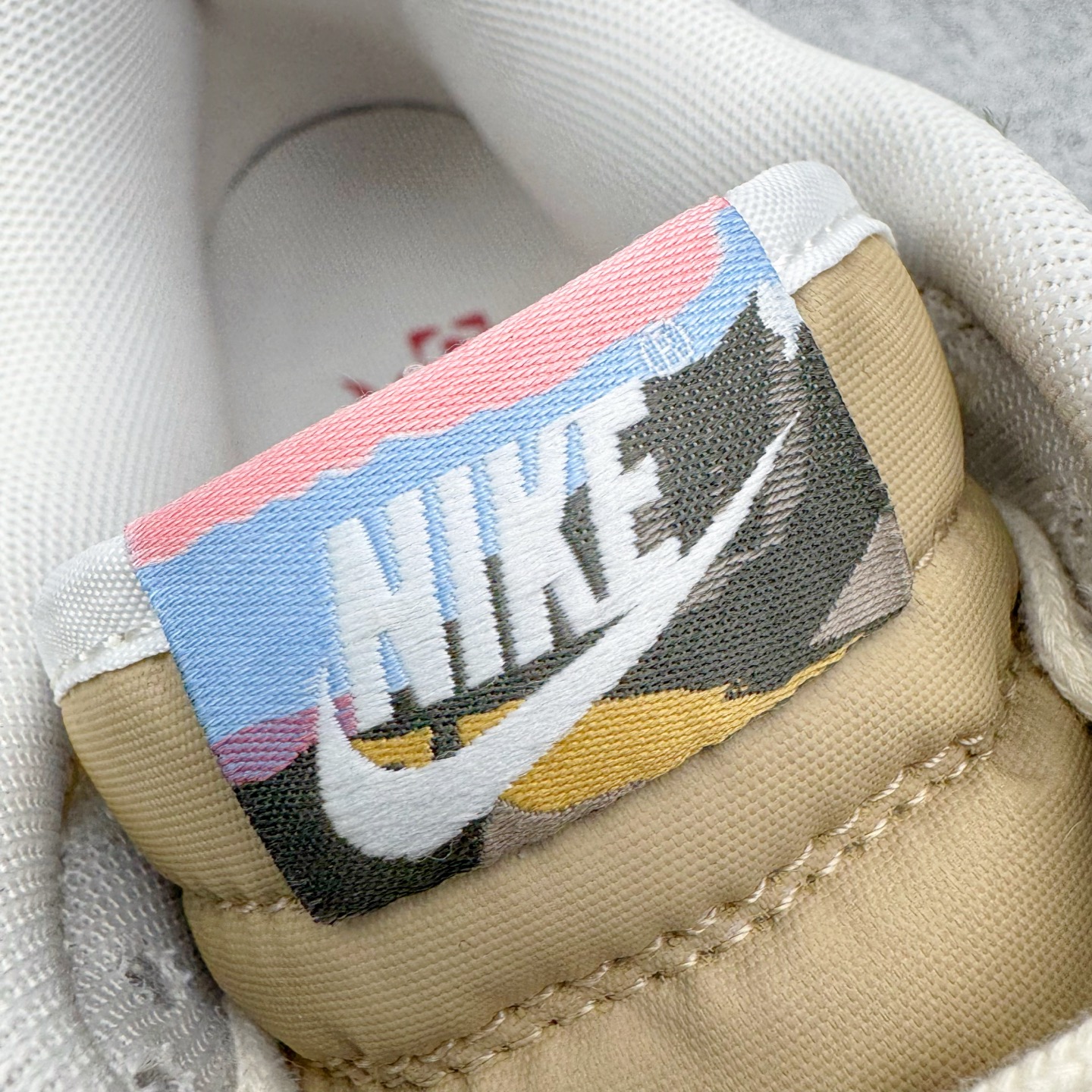 图片[16]-＃YC纯原 NK Dunk Pegasus Pack 马年限定CNY新年款脱缰系列 舒适贴合低帮板鞋 米褐色 IQ1118-220 这次官方选择从中国古代图腾中汲取灵感，以天马作为主设计元素。可以看到鞋身有大量的细腻刺绣，来表达这一主题。包括鞋舌、鞋垫等各处也都填满了特殊细节，彰显 CNY 的特殊规格。甚至鞋带前端也都是为此次专门设计的造型，带来浓郁的生肖氛围。实力大厂出品 新配色陆续开发 利润个位数只为口碑 全套原纸板楦头开发 确保原汁原味 完美呈现DUNK版型 一比一鞋头弧度高度鞋身弧度 此版本只针对中端市场 皮料材质有所更替 其他数据细节工艺流程均保持一致 绝不口嗨 细节品控鞋型随意对比 独家私模官方第六代原厂航空铝磨具打磨大底 鞋头坡度极致还原 无解鞋型 原盒原配 圈内天花板工艺 原厂玻璃冲刀 超高清洁度 全鞋零毛边皮料切割 原厂中底布点胶 中底布拉帮走线遵循公司 尺码：36 36.5 37.5 38 38.5 39 40 40.5 41 42 42.5 43 44 44.5 45 46-选品中心