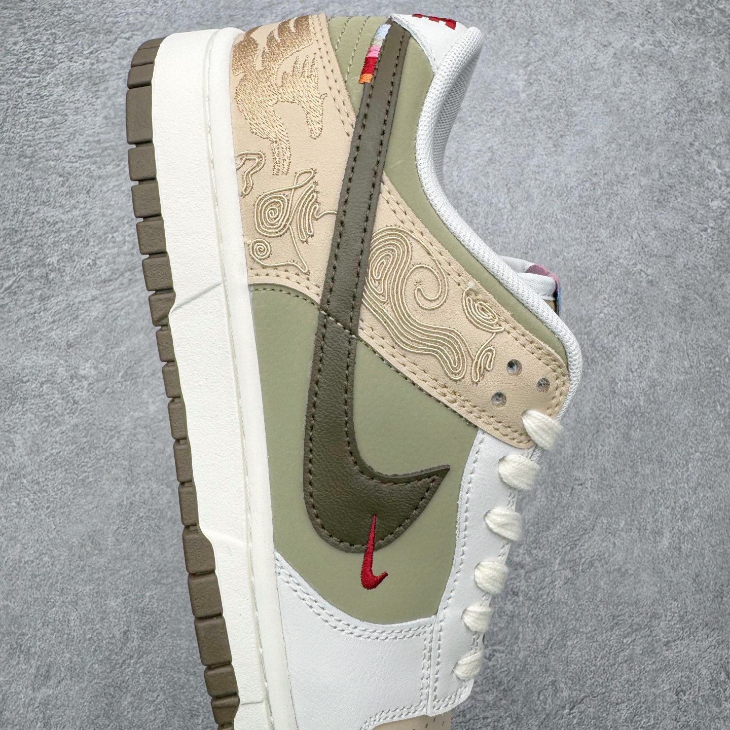 图片[6]-＃YC纯原 NK Dunk Pegasus Pack 马年限定CNY新年款脱缰系列 舒适贴合低帮板鞋 米褐色 IQ1118-220 这次官方选择从中国古代图腾中汲取灵感，以天马作为主设计元素。可以看到鞋身有大量的细腻刺绣，来表达这一主题。包括鞋舌、鞋垫等各处也都填满了特殊细节，彰显 CNY 的特殊规格。甚至鞋带前端也都是为此次专门设计的造型，带来浓郁的生肖氛围。实力大厂出品 新配色陆续开发 利润个位数只为口碑 全套原纸板楦头开发 确保原汁原味 完美呈现DUNK版型 一比一鞋头弧度高度鞋身弧度 此版本只针对中端市场 皮料材质有所更替 其他数据细节工艺流程均保持一致 绝不口嗨 细节品控鞋型随意对比 独家私模官方第六代原厂航空铝磨具打磨大底 鞋头坡度极致还原 无解鞋型 原盒原配 圈内天花板工艺 原厂玻璃冲刀 超高清洁度 全鞋零毛边皮料切割 原厂中底布点胶 中底布拉帮走线遵循公司 尺码：36 36.5 37.5 38 38.5 39 40 40.5 41 42 42.5 43 44 44.5 45 46-选品中心