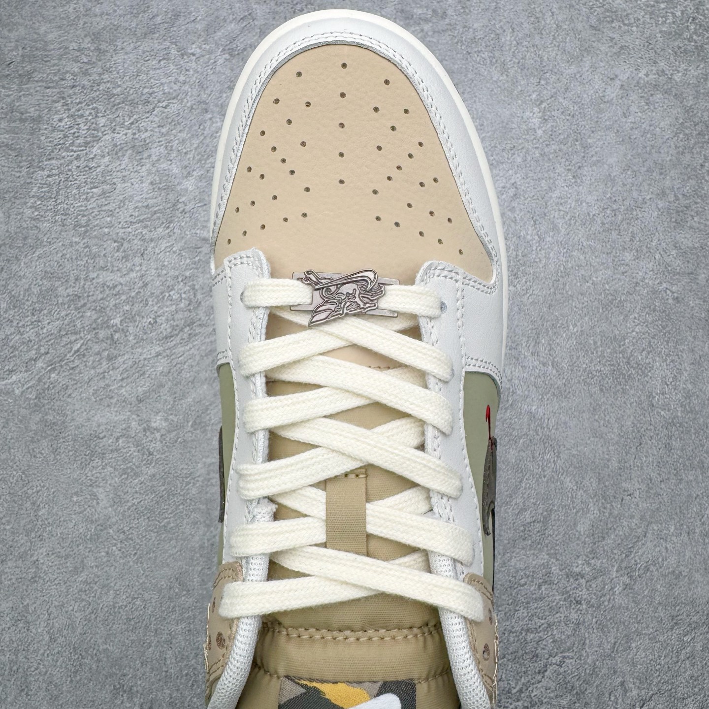 图片[4]-＃YC纯原 NK Dunk Pegasus Pack 马年限定CNY新年款脱缰系列 舒适贴合低帮板鞋 米褐色 IQ1118-220 这次官方选择从中国古代图腾中汲取灵感，以天马作为主设计元素。可以看到鞋身有大量的细腻刺绣，来表达这一主题。包括鞋舌、鞋垫等各处也都填满了特殊细节，彰显 CNY 的特殊规格。甚至鞋带前端也都是为此次专门设计的造型，带来浓郁的生肖氛围。实力大厂出品 新配色陆续开发 利润个位数只为口碑 全套原纸板楦头开发 确保原汁原味 完美呈现DUNK版型 一比一鞋头弧度高度鞋身弧度 此版本只针对中端市场 皮料材质有所更替 其他数据细节工艺流程均保持一致 绝不口嗨 细节品控鞋型随意对比 独家私模官方第六代原厂航空铝磨具打磨大底 鞋头坡度极致还原 无解鞋型 原盒原配 圈内天花板工艺 原厂玻璃冲刀 超高清洁度 全鞋零毛边皮料切割 原厂中底布点胶 中底布拉帮走线遵循公司 尺码：36 36.5 37.5 38 38.5 39 40 40.5 41 42 42.5 43 44 44.5 45 46-选品中心