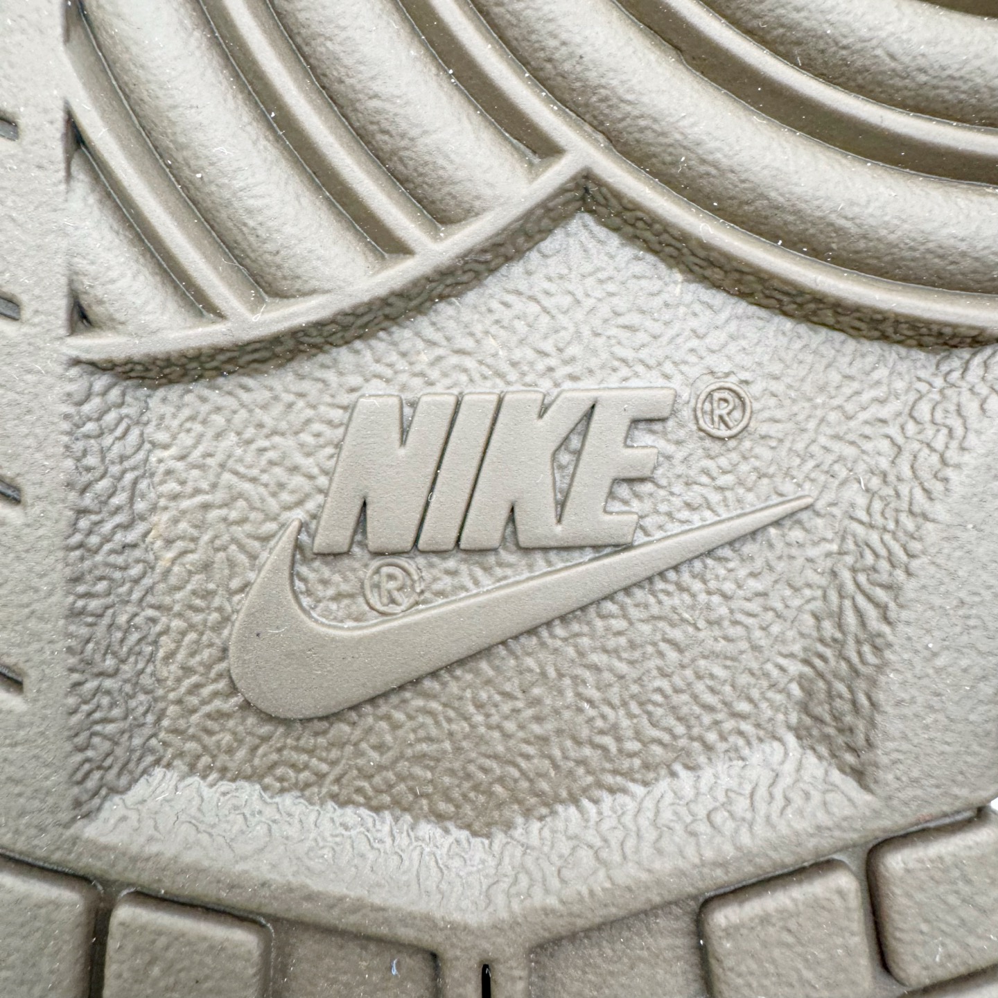 图片[20]-＃YC纯原 NK Dunk Pegasus Pack 马年限定CNY新年款脱缰系列 舒适贴合低帮板鞋 米褐色 IQ1118-220 这次官方选择从中国古代图腾中汲取灵感，以天马作为主设计元素。可以看到鞋身有大量的细腻刺绣，来表达这一主题。包括鞋舌、鞋垫等各处也都填满了特殊细节，彰显 CNY 的特殊规格。甚至鞋带前端也都是为此次专门设计的造型，带来浓郁的生肖氛围。实力大厂出品 新配色陆续开发 利润个位数只为口碑 全套原纸板楦头开发 确保原汁原味 完美呈现DUNK版型 一比一鞋头弧度高度鞋身弧度 此版本只针对中端市场 皮料材质有所更替 其他数据细节工艺流程均保持一致 绝不口嗨 细节品控鞋型随意对比 独家私模官方第六代原厂航空铝磨具打磨大底 鞋头坡度极致还原 无解鞋型 原盒原配 圈内天花板工艺 原厂玻璃冲刀 超高清洁度 全鞋零毛边皮料切割 原厂中底布点胶 中底布拉帮走线遵循公司 尺码：36 36.5 37.5 38 38.5 39 40 40.5 41 42 42.5 43 44 44.5 45 46-选品中心