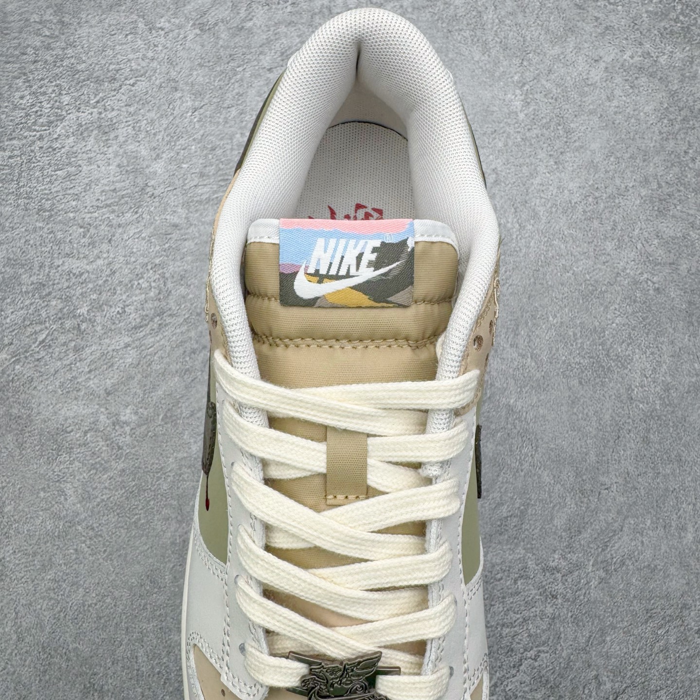 图片[5]-＃YC纯原 NK Dunk Pegasus Pack 马年限定CNY新年款脱缰系列 舒适贴合低帮板鞋 米褐色 IQ1118-220 这次官方选择从中国古代图腾中汲取灵感，以天马作为主设计元素。可以看到鞋身有大量的细腻刺绣，来表达这一主题。包括鞋舌、鞋垫等各处也都填满了特殊细节，彰显 CNY 的特殊规格。甚至鞋带前端也都是为此次专门设计的造型，带来浓郁的生肖氛围。实力大厂出品 新配色陆续开发 利润个位数只为口碑 全套原纸板楦头开发 确保原汁原味 完美呈现DUNK版型 一比一鞋头弧度高度鞋身弧度 此版本只针对中端市场 皮料材质有所更替 其他数据细节工艺流程均保持一致 绝不口嗨 细节品控鞋型随意对比 独家私模官方第六代原厂航空铝磨具打磨大底 鞋头坡度极致还原 无解鞋型 原盒原配 圈内天花板工艺 原厂玻璃冲刀 超高清洁度 全鞋零毛边皮料切割 原厂中底布点胶 中底布拉帮走线遵循公司 尺码：36 36.5 37.5 38 38.5 39 40 40.5 41 42 42.5 43 44 44.5 45 46-选品中心