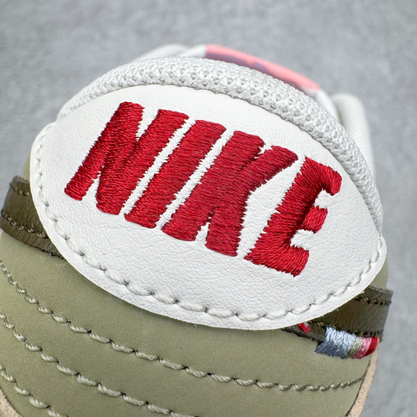 图片[17]-＃YC纯原 NK Dunk Pegasus Pack 马年限定CNY新年款脱缰系列 舒适贴合低帮板鞋 米褐色 IQ1118-220 这次官方选择从中国古代图腾中汲取灵感，以天马作为主设计元素。可以看到鞋身有大量的细腻刺绣，来表达这一主题。包括鞋舌、鞋垫等各处也都填满了特殊细节，彰显 CNY 的特殊规格。甚至鞋带前端也都是为此次专门设计的造型，带来浓郁的生肖氛围。实力大厂出品 新配色陆续开发 利润个位数只为口碑 全套原纸板楦头开发 确保原汁原味 完美呈现DUNK版型 一比一鞋头弧度高度鞋身弧度 此版本只针对中端市场 皮料材质有所更替 其他数据细节工艺流程均保持一致 绝不口嗨 细节品控鞋型随意对比 独家私模官方第六代原厂航空铝磨具打磨大底 鞋头坡度极致还原 无解鞋型 原盒原配 圈内天花板工艺 原厂玻璃冲刀 超高清洁度 全鞋零毛边皮料切割 原厂中底布点胶 中底布拉帮走线遵循公司 尺码：36 36.5 37.5 38 38.5 39 40 40.5 41 42 42.5 43 44 44.5 45 46-选品中心