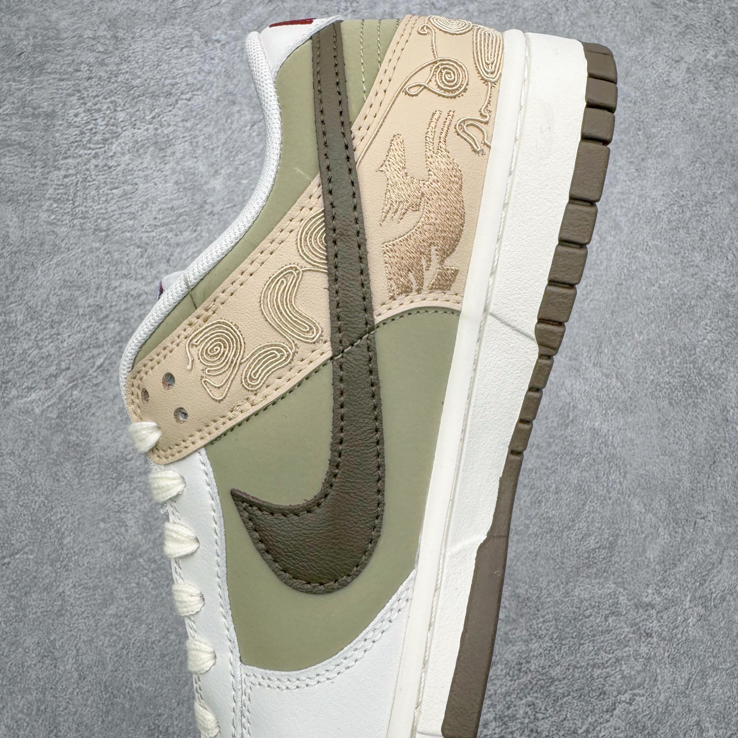 图片[7]-＃YC纯原 NK Dunk Pegasus Pack 马年限定CNY新年款脱缰系列 舒适贴合低帮板鞋 米褐色 IQ1118-220 这次官方选择从中国古代图腾中汲取灵感，以天马作为主设计元素。可以看到鞋身有大量的细腻刺绣，来表达这一主题。包括鞋舌、鞋垫等各处也都填满了特殊细节，彰显 CNY 的特殊规格。甚至鞋带前端也都是为此次专门设计的造型，带来浓郁的生肖氛围。实力大厂出品 新配色陆续开发 利润个位数只为口碑 全套原纸板楦头开发 确保原汁原味 完美呈现DUNK版型 一比一鞋头弧度高度鞋身弧度 此版本只针对中端市场 皮料材质有所更替 其他数据细节工艺流程均保持一致 绝不口嗨 细节品控鞋型随意对比 独家私模官方第六代原厂航空铝磨具打磨大底 鞋头坡度极致还原 无解鞋型 原盒原配 圈内天花板工艺 原厂玻璃冲刀 超高清洁度 全鞋零毛边皮料切割 原厂中底布点胶 中底布拉帮走线遵循公司 尺码：36 36.5 37.5 38 38.5 39 40 40.5 41 42 42.5 43 44 44.5 45 46-选品中心