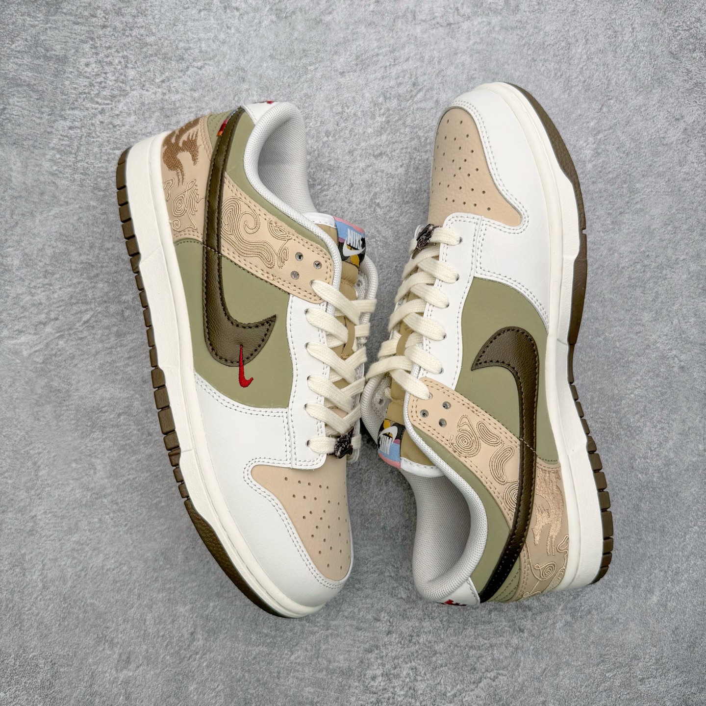 图片[3]-＃YC纯原 NK Dunk Pegasus Pack 马年限定CNY新年款脱缰系列 舒适贴合低帮板鞋 米褐色 IQ1118-220 这次官方选择从中国古代图腾中汲取灵感，以天马作为主设计元素。可以看到鞋身有大量的细腻刺绣，来表达这一主题。包括鞋舌、鞋垫等各处也都填满了特殊细节，彰显 CNY 的特殊规格。甚至鞋带前端也都是为此次专门设计的造型，带来浓郁的生肖氛围。实力大厂出品 新配色陆续开发 利润个位数只为口碑 全套原纸板楦头开发 确保原汁原味 完美呈现DUNK版型 一比一鞋头弧度高度鞋身弧度 此版本只针对中端市场 皮料材质有所更替 其他数据细节工艺流程均保持一致 绝不口嗨 细节品控鞋型随意对比 独家私模官方第六代原厂航空铝磨具打磨大底 鞋头坡度极致还原 无解鞋型 原盒原配 圈内天花板工艺 原厂玻璃冲刀 超高清洁度 全鞋零毛边皮料切割 原厂中底布点胶 中底布拉帮走线遵循公司 尺码：36 36.5 37.5 38 38.5 39 40 40.5 41 42 42.5 43 44 44.5 45 46-选品中心