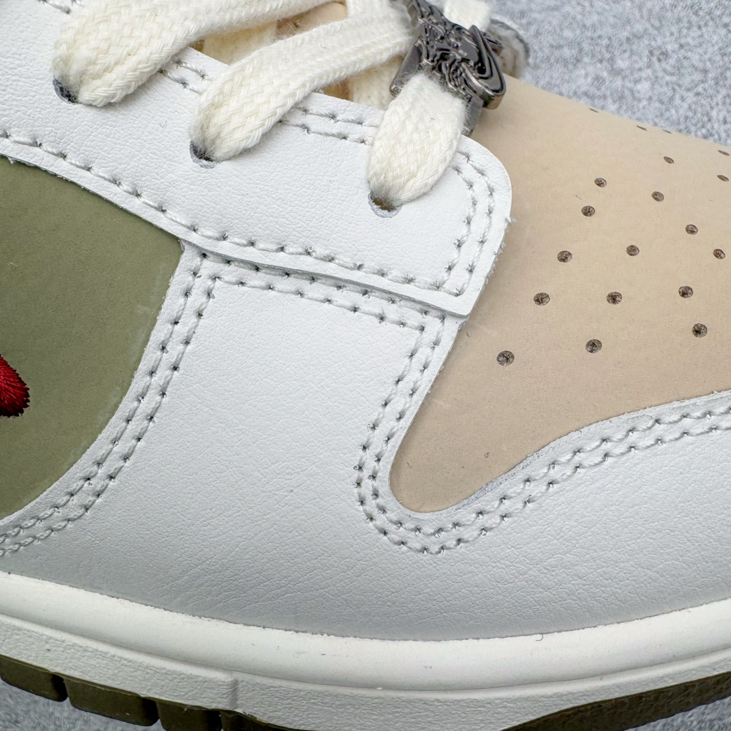 图片[21]-＃YC纯原 NK Dunk Pegasus Pack 马年限定CNY新年款脱缰系列 舒适贴合低帮板鞋 米褐色 IQ1118-220 这次官方选择从中国古代图腾中汲取灵感，以天马作为主设计元素。可以看到鞋身有大量的细腻刺绣，来表达这一主题。包括鞋舌、鞋垫等各处也都填满了特殊细节，彰显 CNY 的特殊规格。甚至鞋带前端也都是为此次专门设计的造型，带来浓郁的生肖氛围。实力大厂出品 新配色陆续开发 利润个位数只为口碑 全套原纸板楦头开发 确保原汁原味 完美呈现DUNK版型 一比一鞋头弧度高度鞋身弧度 此版本只针对中端市场 皮料材质有所更替 其他数据细节工艺流程均保持一致 绝不口嗨 细节品控鞋型随意对比 独家私模官方第六代原厂航空铝磨具打磨大底 鞋头坡度极致还原 无解鞋型 原盒原配 圈内天花板工艺 原厂玻璃冲刀 超高清洁度 全鞋零毛边皮料切割 原厂中底布点胶 中底布拉帮走线遵循公司 尺码：36 36.5 37.5 38 38.5 39 40 40.5 41 42 42.5 43 44 44.5 45 46-选品中心