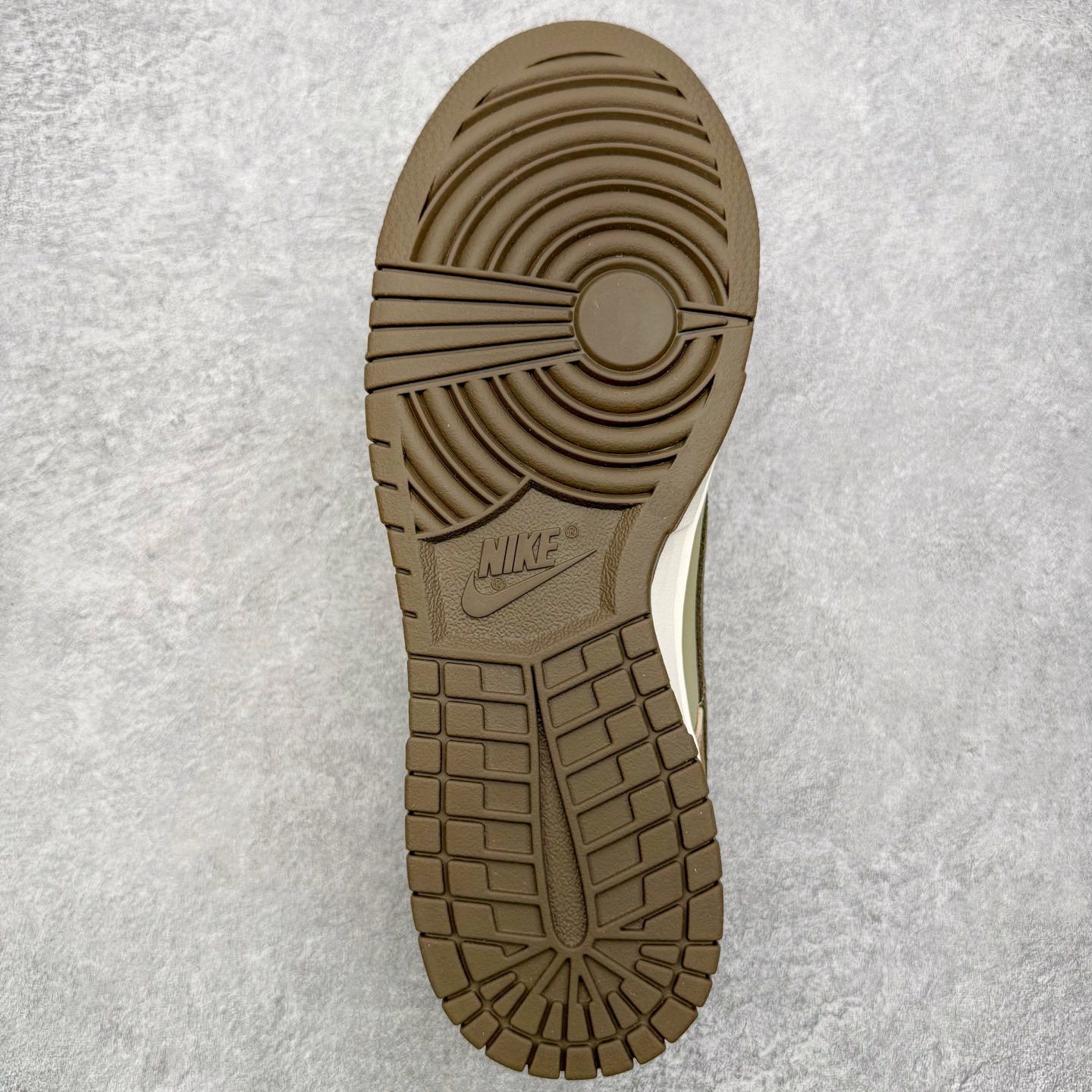 图片[9]-＃YC纯原 NK Dunk Pegasus Pack 马年限定CNY新年款脱缰系列 舒适贴合低帮板鞋 米褐色 IQ1118-220 这次官方选择从中国古代图腾中汲取灵感，以天马作为主设计元素。可以看到鞋身有大量的细腻刺绣，来表达这一主题。包括鞋舌、鞋垫等各处也都填满了特殊细节，彰显 CNY 的特殊规格。甚至鞋带前端也都是为此次专门设计的造型，带来浓郁的生肖氛围。实力大厂出品 新配色陆续开发 利润个位数只为口碑 全套原纸板楦头开发 确保原汁原味 完美呈现DUNK版型 一比一鞋头弧度高度鞋身弧度 此版本只针对中端市场 皮料材质有所更替 其他数据细节工艺流程均保持一致 绝不口嗨 细节品控鞋型随意对比 独家私模官方第六代原厂航空铝磨具打磨大底 鞋头坡度极致还原 无解鞋型 原盒原配 圈内天花板工艺 原厂玻璃冲刀 超高清洁度 全鞋零毛边皮料切割 原厂中底布点胶 中底布拉帮走线遵循公司 尺码：36 36.5 37.5 38 38.5 39 40 40.5 41 42 42.5 43 44 44.5 45 46-选品中心