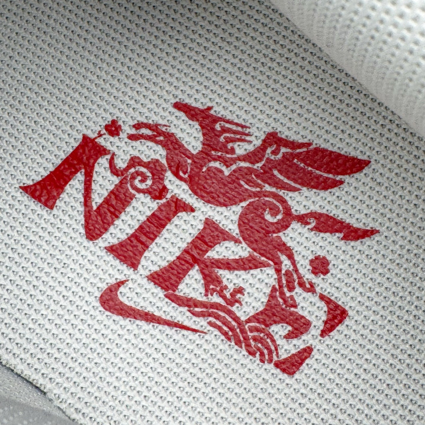 图片[13]-＃YC纯原 NK Dunk Pegasus Pack 马年限定CNY新年款脱缰系列 舒适贴合低帮板鞋 米褐色 IQ1118-220 这次官方选择从中国古代图腾中汲取灵感，以天马作为主设计元素。可以看到鞋身有大量的细腻刺绣，来表达这一主题。包括鞋舌、鞋垫等各处也都填满了特殊细节，彰显 CNY 的特殊规格。甚至鞋带前端也都是为此次专门设计的造型，带来浓郁的生肖氛围。实力大厂出品 新配色陆续开发 利润个位数只为口碑 全套原纸板楦头开发 确保原汁原味 完美呈现DUNK版型 一比一鞋头弧度高度鞋身弧度 此版本只针对中端市场 皮料材质有所更替 其他数据细节工艺流程均保持一致 绝不口嗨 细节品控鞋型随意对比 独家私模官方第六代原厂航空铝磨具打磨大底 鞋头坡度极致还原 无解鞋型 原盒原配 圈内天花板工艺 原厂玻璃冲刀 超高清洁度 全鞋零毛边皮料切割 原厂中底布点胶 中底布拉帮走线遵循公司 尺码：36 36.5 37.5 38 38.5 39 40 40.5 41 42 42.5 43 44 44.5 45 46-选品中心