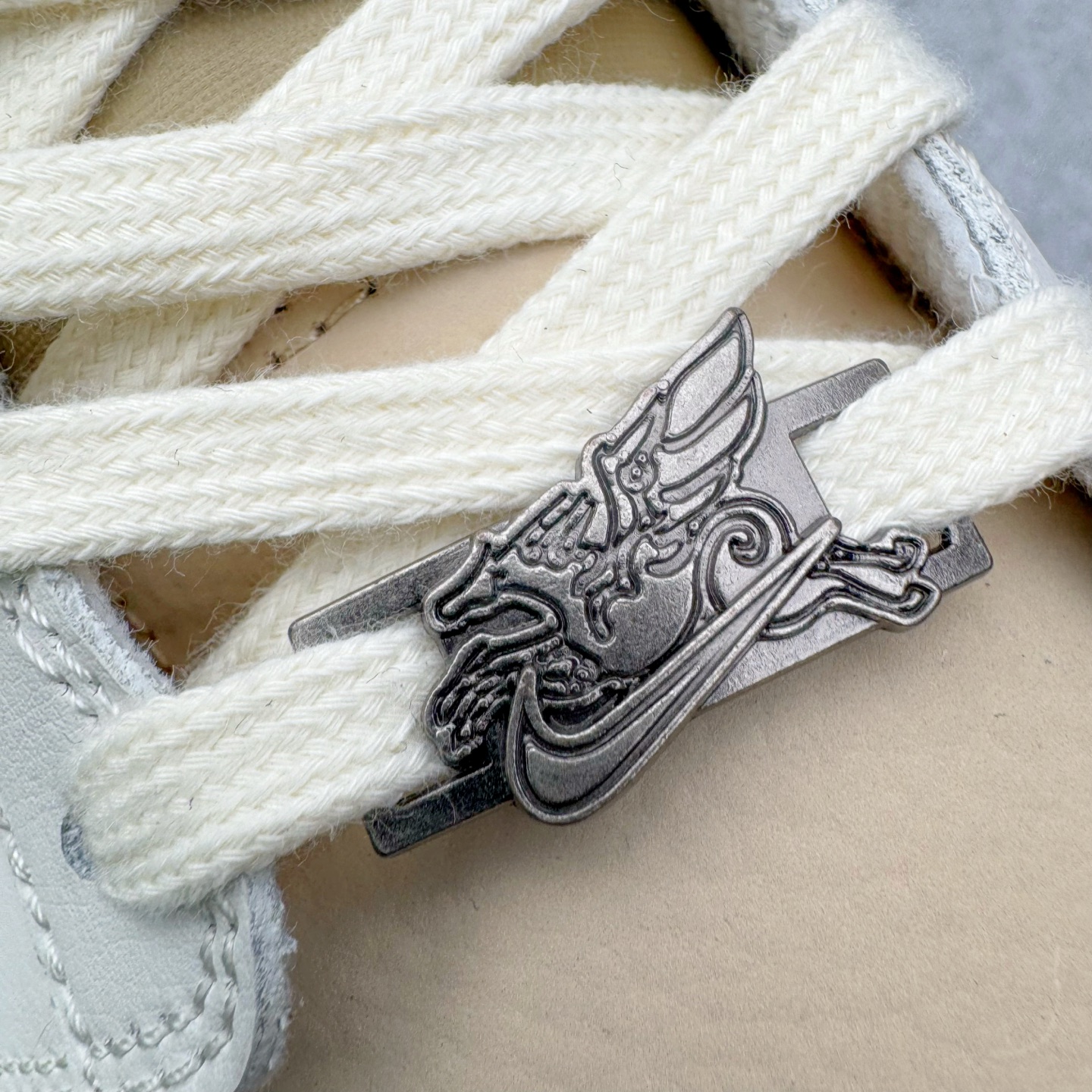 图片[15]-＃YC纯原 NK Dunk Pegasus Pack 马年限定CNY新年款脱缰系列 舒适贴合低帮板鞋 米褐色 IQ1118-220 这次官方选择从中国古代图腾中汲取灵感，以天马作为主设计元素。可以看到鞋身有大量的细腻刺绣，来表达这一主题。包括鞋舌、鞋垫等各处也都填满了特殊细节，彰显 CNY 的特殊规格。甚至鞋带前端也都是为此次专门设计的造型，带来浓郁的生肖氛围。实力大厂出品 新配色陆续开发 利润个位数只为口碑 全套原纸板楦头开发 确保原汁原味 完美呈现DUNK版型 一比一鞋头弧度高度鞋身弧度 此版本只针对中端市场 皮料材质有所更替 其他数据细节工艺流程均保持一致 绝不口嗨 细节品控鞋型随意对比 独家私模官方第六代原厂航空铝磨具打磨大底 鞋头坡度极致还原 无解鞋型 原盒原配 圈内天花板工艺 原厂玻璃冲刀 超高清洁度 全鞋零毛边皮料切割 原厂中底布点胶 中底布拉帮走线遵循公司 尺码：36 36.5 37.5 38 38.5 39 40 40.5 41 42 42.5 43 44 44.5 45 46-选品中心