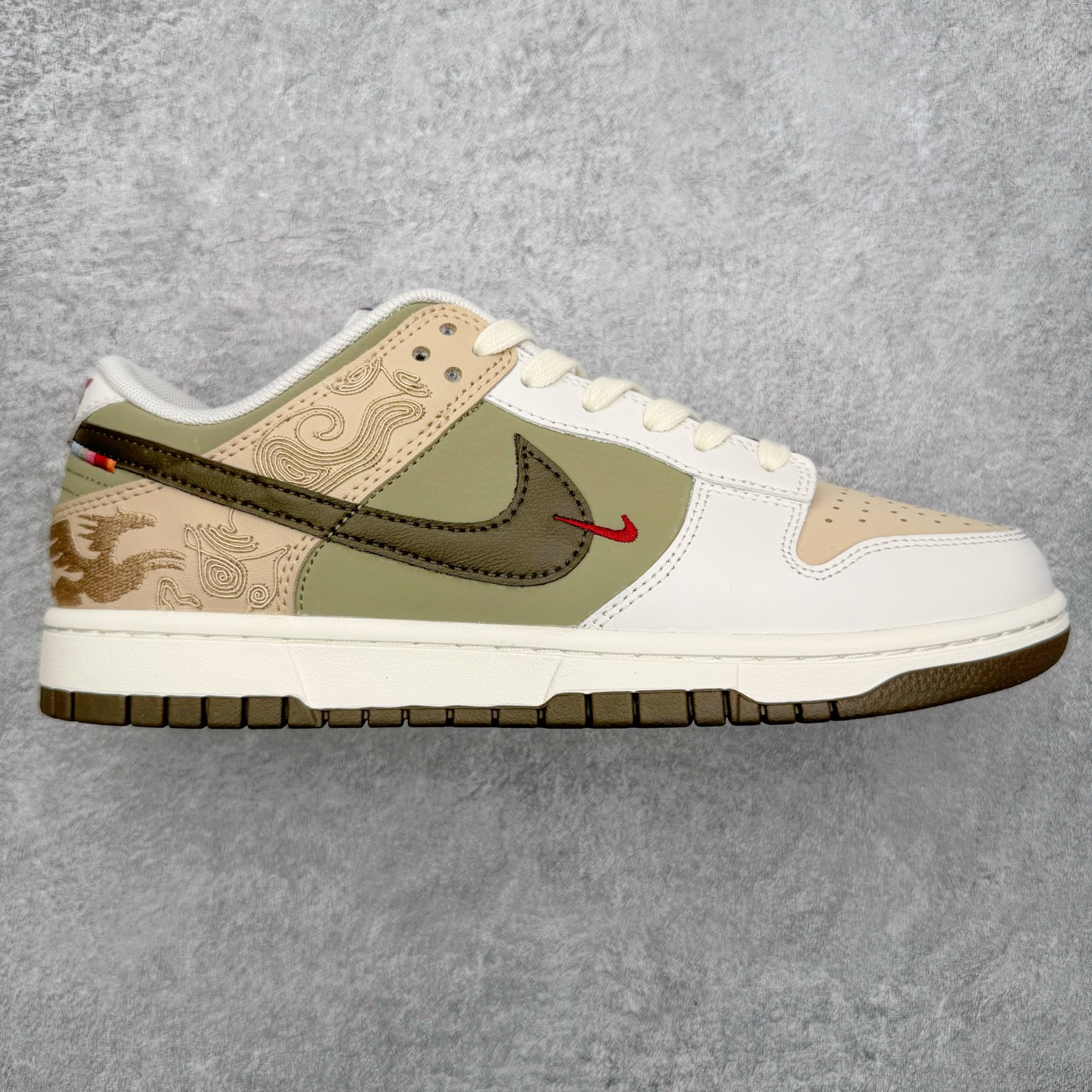 ＃YC纯原 NK Dunk Pegasus Pack 马年限定CNY新年款脱缰系列 舒适贴合低帮板鞋 米褐色 IQ1118-220 这次官方选择从中国古代图腾中汲取灵感，以天马作为主设计元素。可以看到鞋身有大量的细腻刺绣，来表达这一主题。包括鞋舌、鞋垫等各处也都填满了特殊细节，彰显 CNY 的特殊规格。甚至鞋带前端也都是为此次专门设计的造型，带来浓郁的生肖氛围。实力大厂出品 新配色陆续开发 利润个位数只为口碑 全套原纸板楦头开发 确保原汁原味 完美呈现DUNK版型 一比一鞋头弧度高度鞋身弧度 此版本只针对中端市场 皮料材质有所更替 其他数据细节工艺流程均保持一致 绝不口嗨 细节品控鞋型随意对比 独家私模官方第六代原厂航空铝磨具打磨大底 鞋头坡度极致还原 无解鞋型 原盒原配 圈内天花板工艺 原厂玻璃冲刀 超高清洁度 全鞋零毛边皮料切割 原厂中底布点胶 中底布拉帮走线遵循公司 尺码：36 36.5 37.5 38 38.5 39 40 40.5 41 42 42.5 43 44 44.5 45 46-选品中心