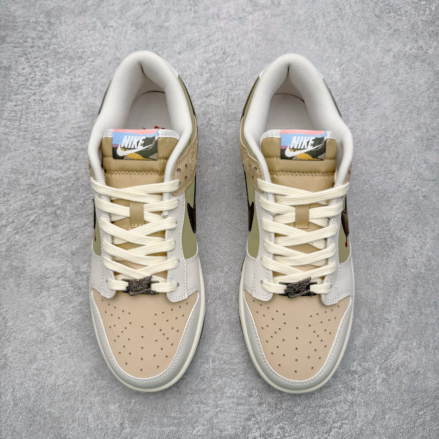 图片[2]-＃YC纯原 NK Dunk Pegasus Pack 马年限定CNY新年款脱缰系列 舒适贴合低帮板鞋 米褐色 IQ1118-220 这次官方选择从中国古代图腾中汲取灵感，以天马作为主设计元素。可以看到鞋身有大量的细腻刺绣，来表达这一主题。包括鞋舌、鞋垫等各处也都填满了特殊细节，彰显 CNY 的特殊规格。甚至鞋带前端也都是为此次专门设计的造型，带来浓郁的生肖氛围。实力大厂出品 新配色陆续开发 利润个位数只为口碑 全套原纸板楦头开发 确保原汁原味 完美呈现DUNK版型 一比一鞋头弧度高度鞋身弧度 此版本只针对中端市场 皮料材质有所更替 其他数据细节工艺流程均保持一致 绝不口嗨 细节品控鞋型随意对比 独家私模官方第六代原厂航空铝磨具打磨大底 鞋头坡度极致还原 无解鞋型 原盒原配 圈内天花板工艺 原厂玻璃冲刀 超高清洁度 全鞋零毛边皮料切割 原厂中底布点胶 中底布拉帮走线遵循公司 尺码：36 36.5 37.5 38 38.5 39 40 40.5 41 42 42.5 43 44 44.5 45 46-选品中心