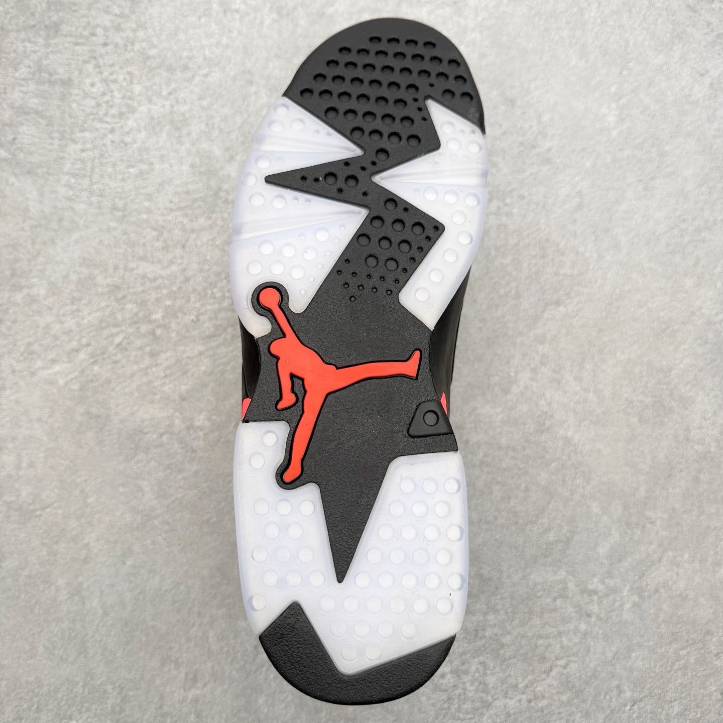 图片[9]-＃LS纯原 Air Jordan AJ6 Retro 黑红 384664-060 原楦原纸板开发 采购原厂皮料 原厂定型 后跟完美效果 到手可放心比对发售原鞋 上脚百分百充当正品驾驭 真正原装公司级完美鞋型 一切细节实拍所见所得 纸板中底、钢印 完美版型 一应俱全外贸专供 发国外寄售可稳妥充正操作 实拍调校N版已经零色差零失真 百分百还原实物色彩所见即所得 不存在货不对板色差等低级问题 选购参考实物拍摄 不混卖不参货 只用心做好货严格选品 承诺混一赔十 尺码：40 40.5 41 42 42.5 43 44 44.5 45 46 47.5 48.5-选品中心