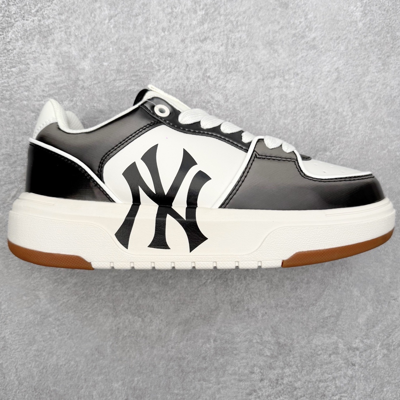 MLB Chunky Liner Basic 复古印花学长鞋系列低帮轻量增高厚底百搭休闲运动慢跑鞋板鞋 Korea韩国联名NY美国榄球纽约洋基队限定 韩国代购专供 全套原楦原纸板原厂数据开发 正确中底拉帮中底网布细节 平台代购专供 左脚内置芯片 韩国代购吊牌标贴 独家一比一RB+MD组合大底 高频后跟小人Logo精准对位立体饱满 正确网布加超迁鞋面 转印中底走线紧密 转印Logo工艺表层防刮不掉色 尺码：35 36 36.5 37.5 38 38.5 39 40 40.5 41 42 42.5 43 44 45-选品中心