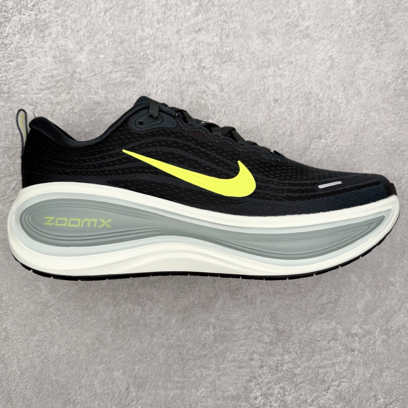 NK Vomero Plus 时尚舒适 网布防滑耐磨 低帮跑步鞋 实拍调校N版已经零色差零失真 百分百还原实物色彩所见即所得 不存在货不对板色差等低级问题 选购参考实物拍摄 不混卖不参货 只用心做好货严格选品 承诺混一赔十 尺码：36 36.5 37.5 38 38.5 39 40 40.5 41 42 42.5 43 44 44.5 45-选品中心