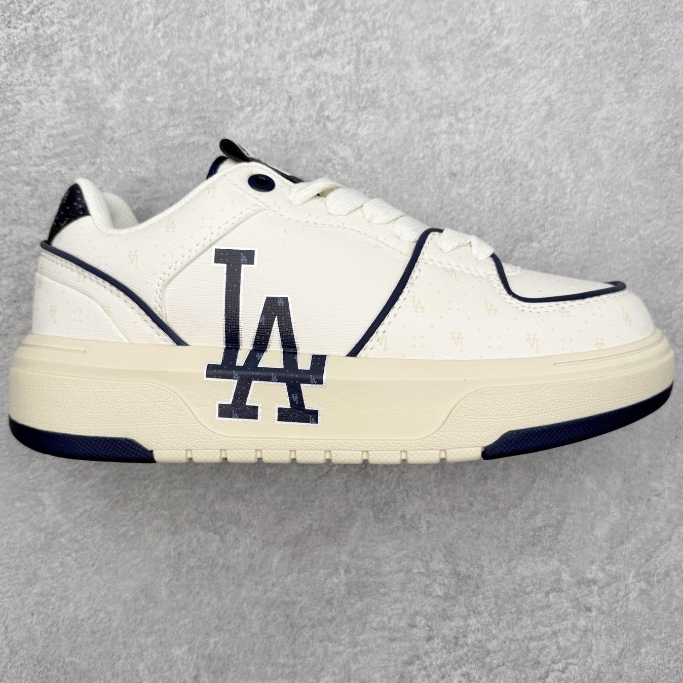 MLB Chunky Liner Basic 复古印花学长鞋系列低帮轻量增高厚底百搭休闲运动慢跑鞋板鞋 Korea韩国联名NY美国榄球纽约洋基队限定 韩国代购专供 全套原楦原纸板原厂数据开发 正确中底拉帮中底网布细节 平台代购专供 左脚内置芯片 韩国代购吊牌标贴 独家一比一RB+MD组合大底 高频后跟小人Logo精准对位立体饱满 正确网布加超迁鞋面 转印中底走线紧密 转印Logo工艺表层防刮不掉色 尺码：35 36 36.5 37.5 38 38.5 39 40 40.5 41 42 42.5 43 44 45-选品中心