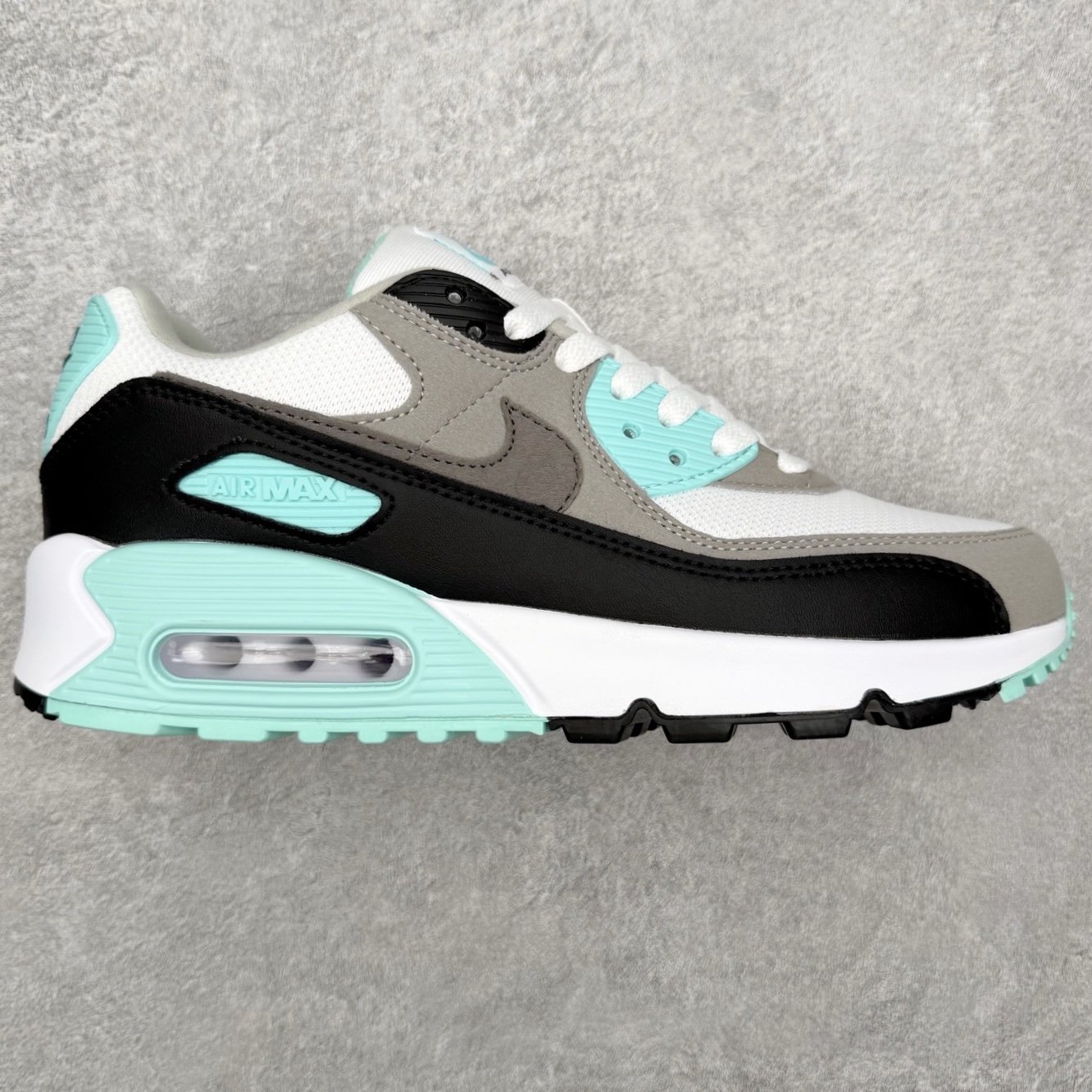 ＃MX版 NK Air MAX 90 气垫复古减震跑步鞋 CD0490-104 经典重温 独家陆续补货 外单专供大厂出品 品质稳定 一百余色 终端操作 Air Max 90于1990年推出 来自Air Max系列 在Air Max 1的基础上改进而得 增加了气垫面积 外型上也更为流线 最特別的就是加入了菱纹塑胶嵌板 为Air Max 90增添了许多潮流气息 皮革鞋面 造就出色耐穿性和支撑力 Max Air缓震配置搭配泡棉中底 令Air Max 90轻盈而舒适 华夫格橡胶外底 铸就Air Max 90非凡的抓地力 而Air Max 90不仅是一双跑鞋 它成功跨越了时间的演进 成为了球鞋文化与潮流圈中最熟为人知的鞋款之一 尺码：36 36.5 37.5 38 38.5 39 40 40.5 41 42 42.5 43 44 44.5 45-选品中心