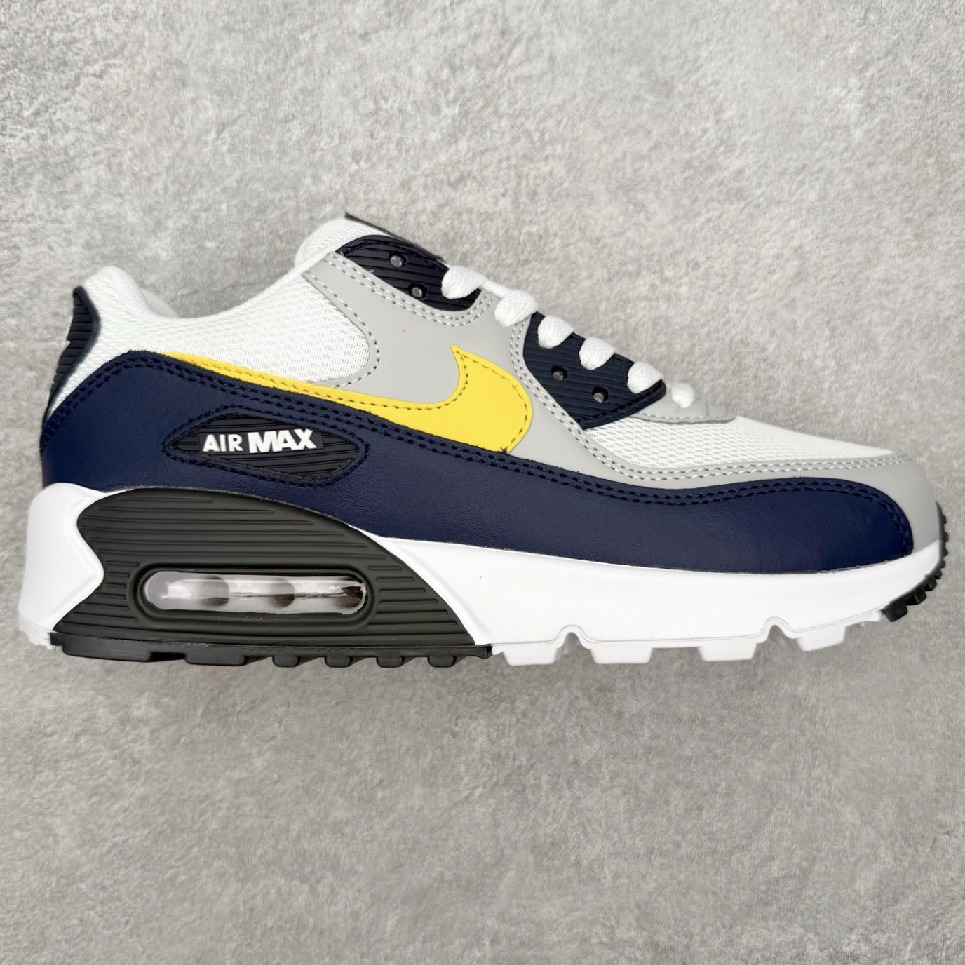 ＃MX版 NK Air MAX 90 气垫复古减震跑步鞋 AJ1285-101 经典重温 独家陆续补货 外单专供大厂出品 品质稳定 一百余色 终端操作 Air Max 90于1990年推出 来自Air Max系列 在Air Max 1的基础上改进而得 增加了气垫面积 外型上也更为流线 最特別的就是加入了菱纹塑胶嵌板 为Air Max 90增添了许多潮流气息 皮革鞋面 造就出色耐穿性和支撑力 Max Air缓震配置搭配泡棉中底 令Air Max 90轻盈而舒适 华夫格橡胶外底 铸就Air Max 90非凡的抓地力 而Air Max 90不仅是一双跑鞋 它成功跨越了时间的演进 成为了球鞋文化与潮流圈中最熟为人知的鞋款之一 尺码：36 36.5 37.5 38 38.5 39 40 40.5 41 42 42.5 43 44 44.5 45-选品中心