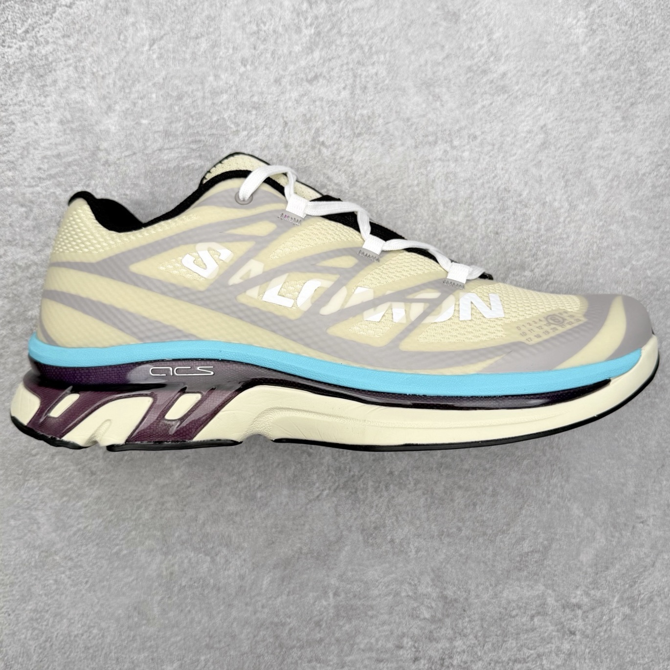 MM6 Maison Margiela x SALOMON XT-6 萨洛蒙联名系列低帮城市越野机能透气休闲运动鞋 鞋舌处附有迷你网眼袋收纳鞋绳以及下方的多色 Logo 标签 接着搭载奶油色 ACS 技术中底以及金色 TPU 塑料部件提升鞋款耐用性 中底与鞋面之间饰有海蓝色条状细节有效增添鞋款层次 最后应用黑色 Contragrip Chevron 外底完成鞋款设计 这次配色颇为高调 两款配色均以绚丽的渐变设计呈现 一款以粉紫渐变主打 另一款以黄绿渐变呈现 视觉效果相当吸睛 鞋面的使用玻璃纤维覆盖物加固 并通过细绳扣系带系统进行锁定 Salomon 的品牌logo 出现在脚后跟和前掌部位 中底虽然偏薄 但非常耐用 与模压塑料ACS 框架以及致密AC2 Muscle 鞋底单元结合 能够提供出色的支撑力和缓冲性 尺码：36 36.5 37.5 38 38.5 39 40 40.5 41 42 42.5 43 44 44.5 45 46.5-选品中心