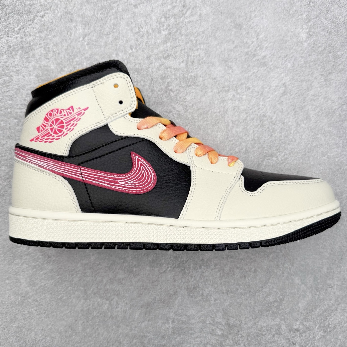 ＃K版 Air Jordan AJ1 Mid 中帮 IB7007-107 原厂内置全掌气垫 A模大底 头层小牛皮 鞋舌AJ原厂专用牛津布+AJ专用反口珍珠布+原厂无杂质高弹内里海棉 特殊封边弹力鞋带 全网唯一头层牛皮 原鞋开模 拒绝公底 购置公司同步原材料 原汁原味 忠于原版‼️尺码：36 36.5 37.5 38 38.5 39 40 40.5 41 42 42.5 43 44 44.5 45 46 47.5-选品中心