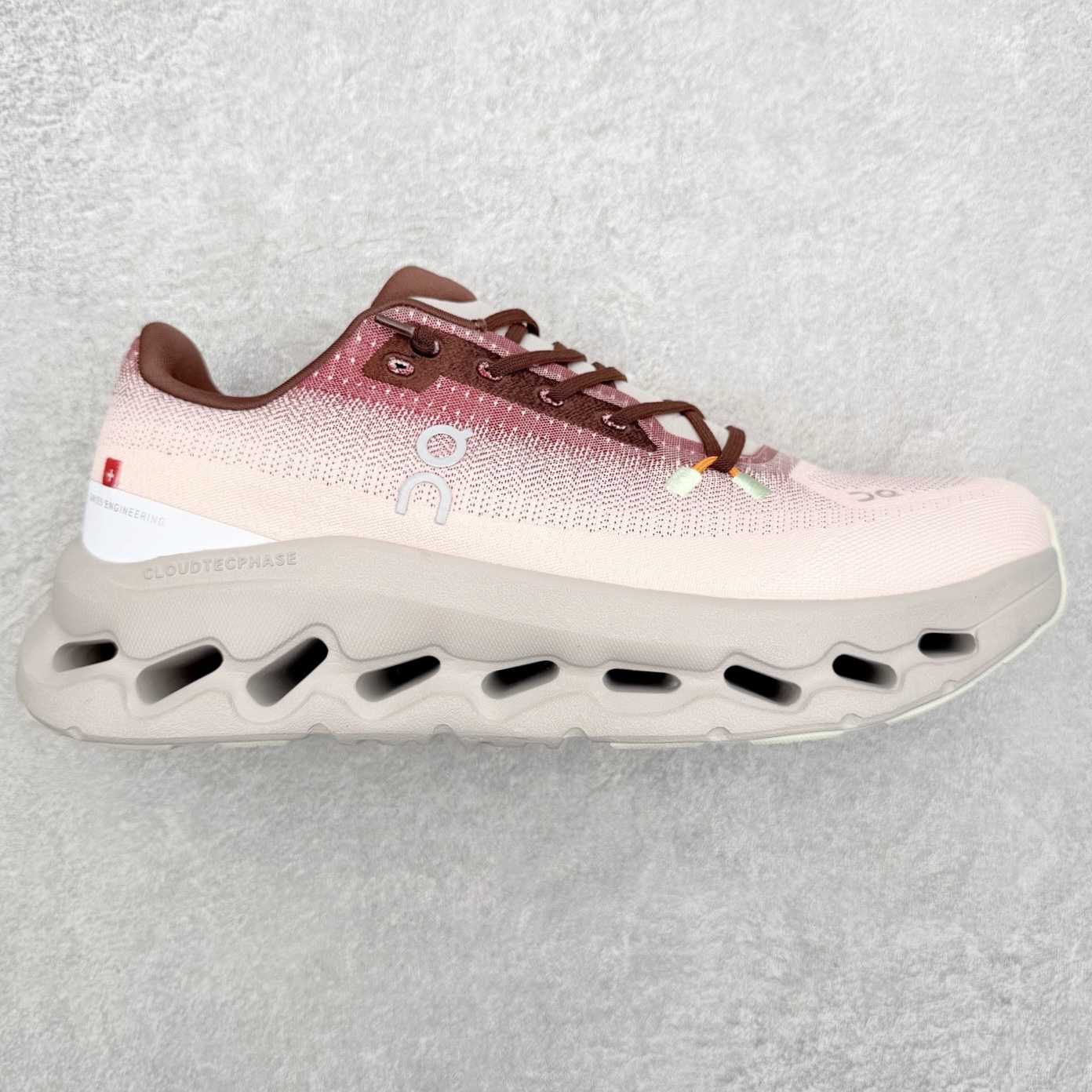 On昂跑 Cloudtilt 圆头系带减震耐磨低帮生活休闲鞋 此运动品牌 开创于2010年 缓震着陆、强效回弹、轻柔质感的设计构思始终是ON研制关键 与此同时基于“为全球提供革新性的跑步感受”信念 陆续推出了多款跑鞋及其以专业运动人体跑步工程学为设计关键的功能性跑步服饰设备 让跑者不费力气地畅快畅跑 尺码：36 36.5 37.5 38 38.5 39 40 40.5 41 42 42.5 43 44 44.5 45-选品中心